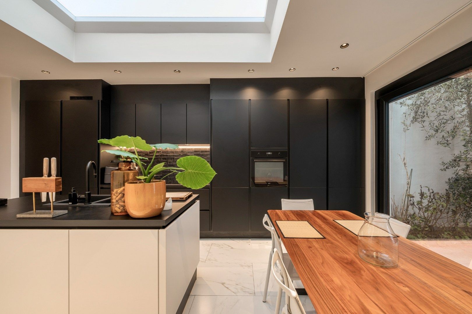 Prachtige woning op zeer gunstige locatie te Gent Muinkpark foto {{pictureIndex}}