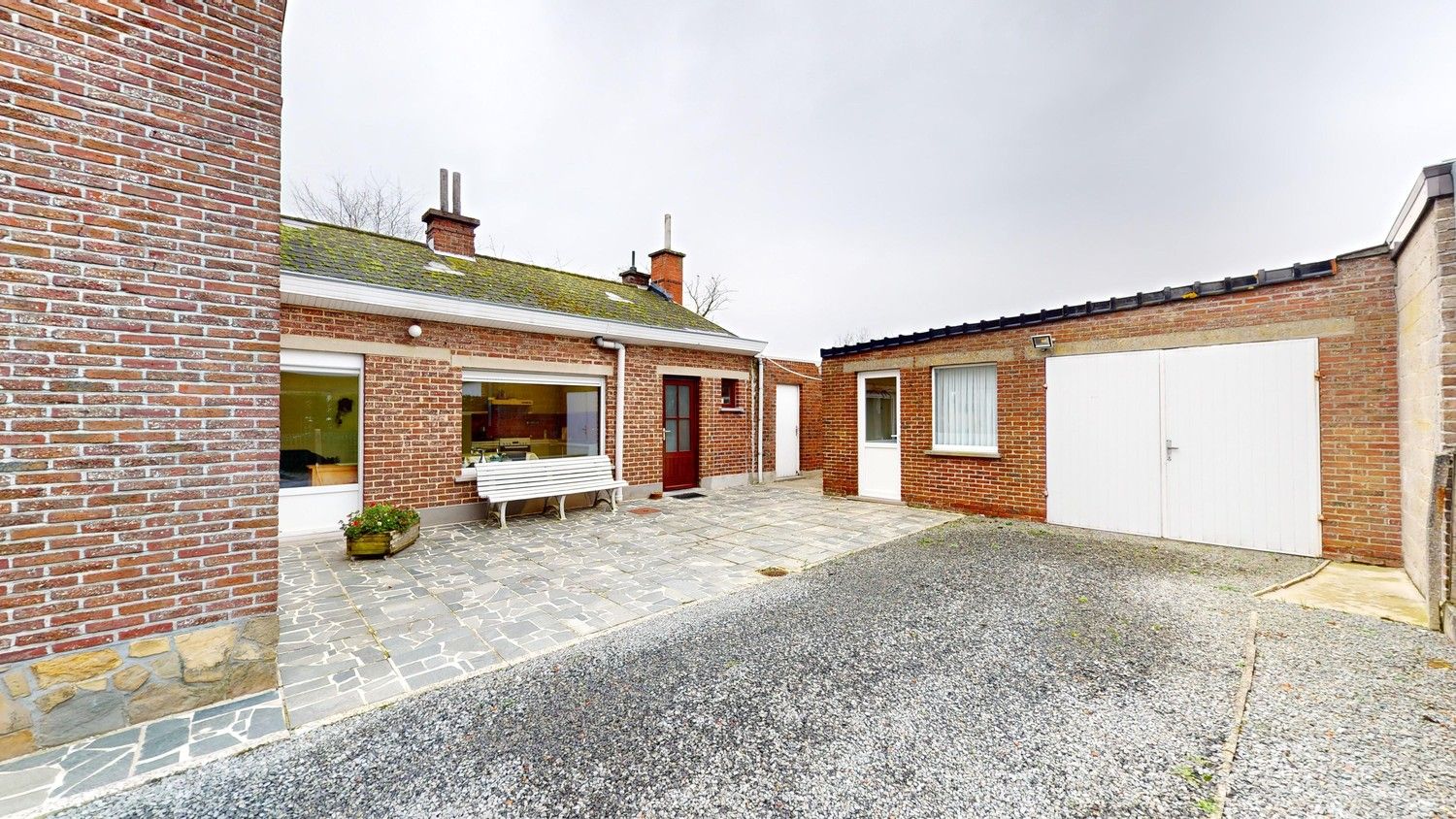 Mooi gelegen te renoveren woning. foto 10