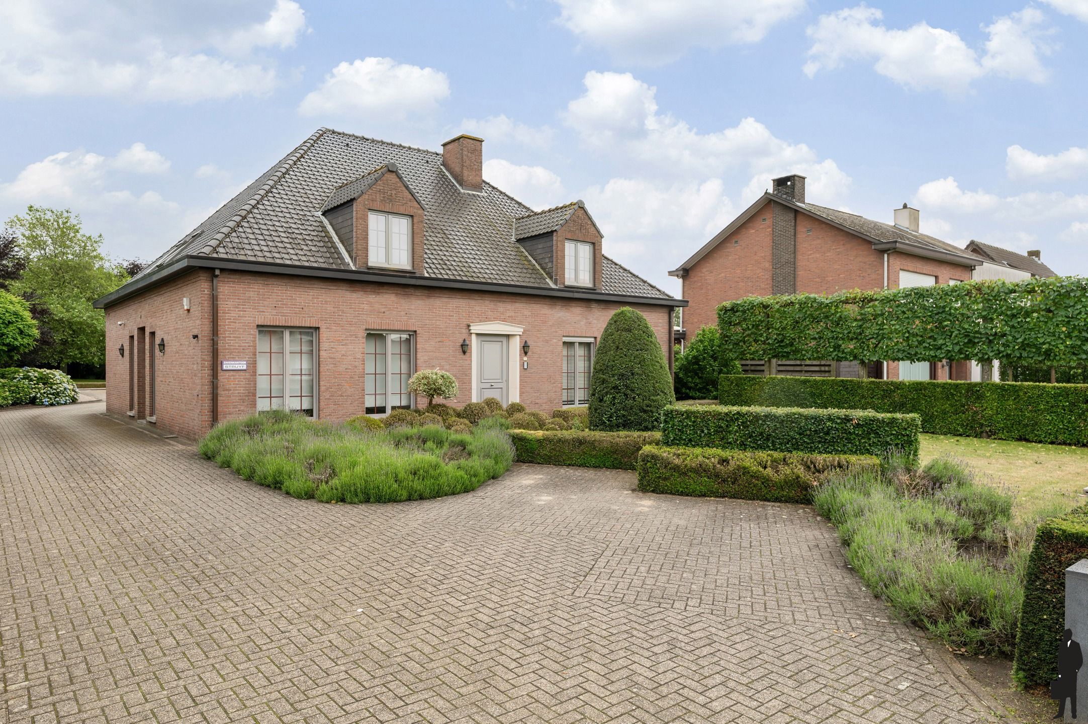 Ruime villa (ca. 350m²) met 5 slk en grote kantoorruimte. foto 2