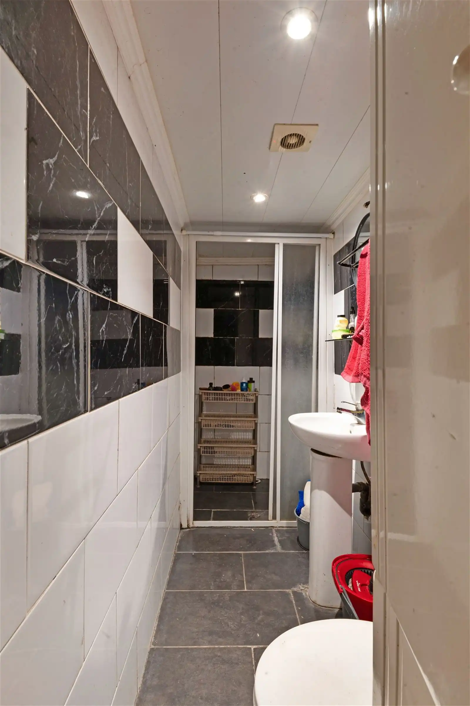 Gelijkvloersappartement met 2 grote kelders foto 11