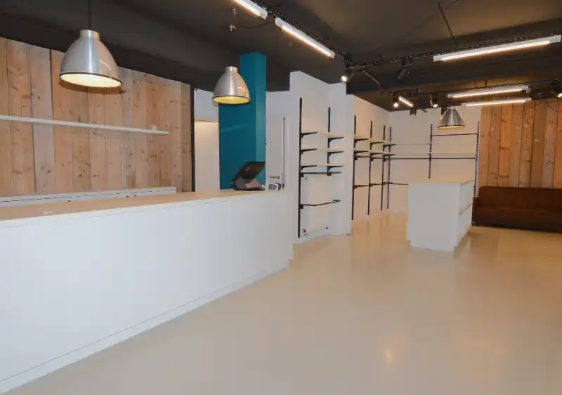 Commercieel pand op toplocatie met ruime parkeergelegenheid foto 5