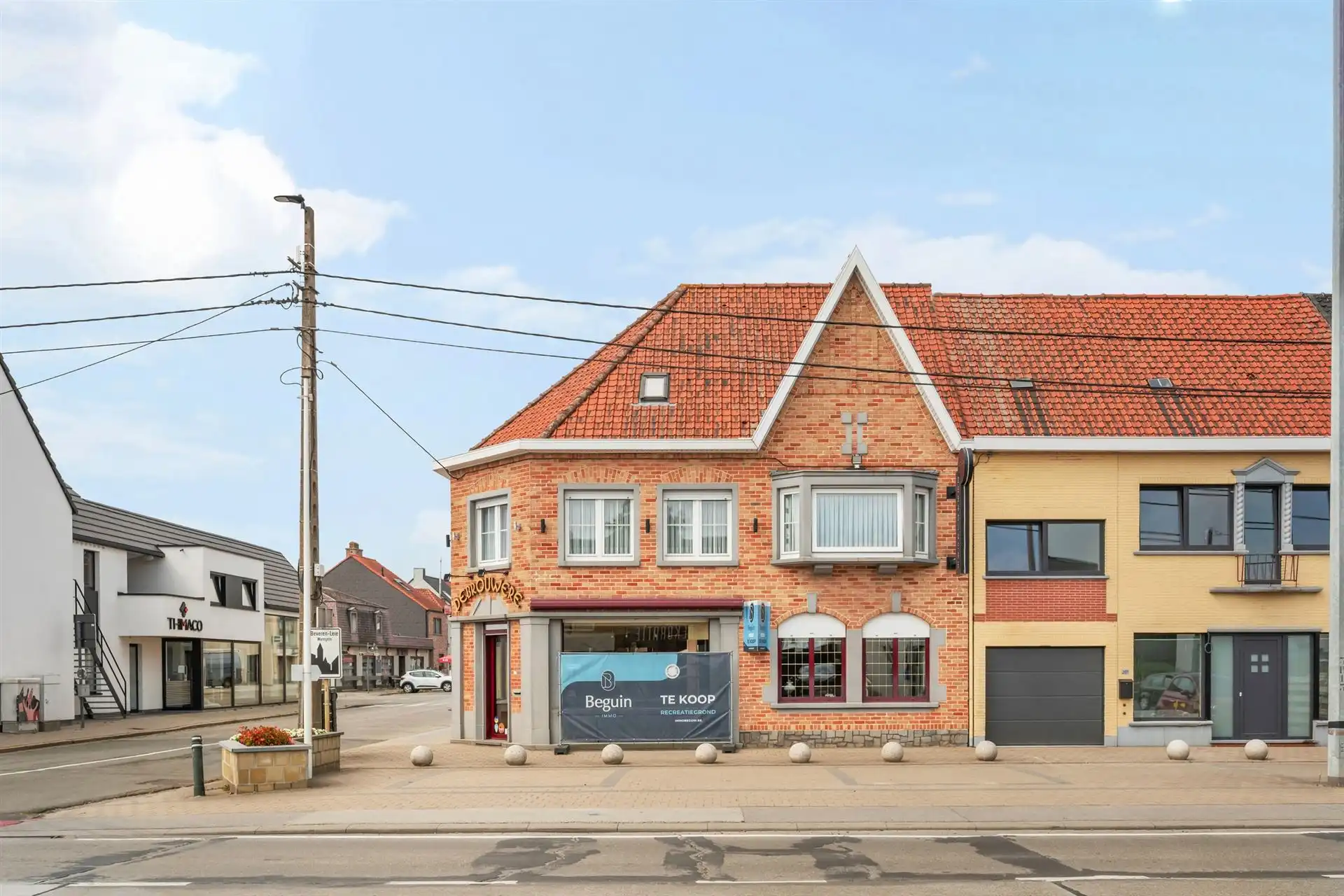 Veelzijdig handelspand met woonst in centrum Beveren-Leie! foto {{pictureIndex}}
