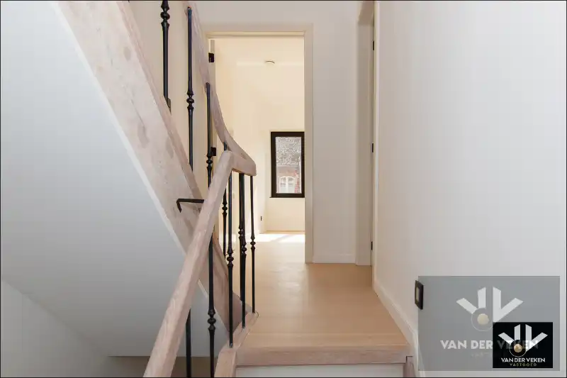 Volledig gerenoveerde, instapklare en energiezuinige rijwoning met 4 slaapkamers, 2 badkamers, zonnig terras, omheinde tuin en toegang achteraan net buiten de Grote Ring van Hasselt. foto 13