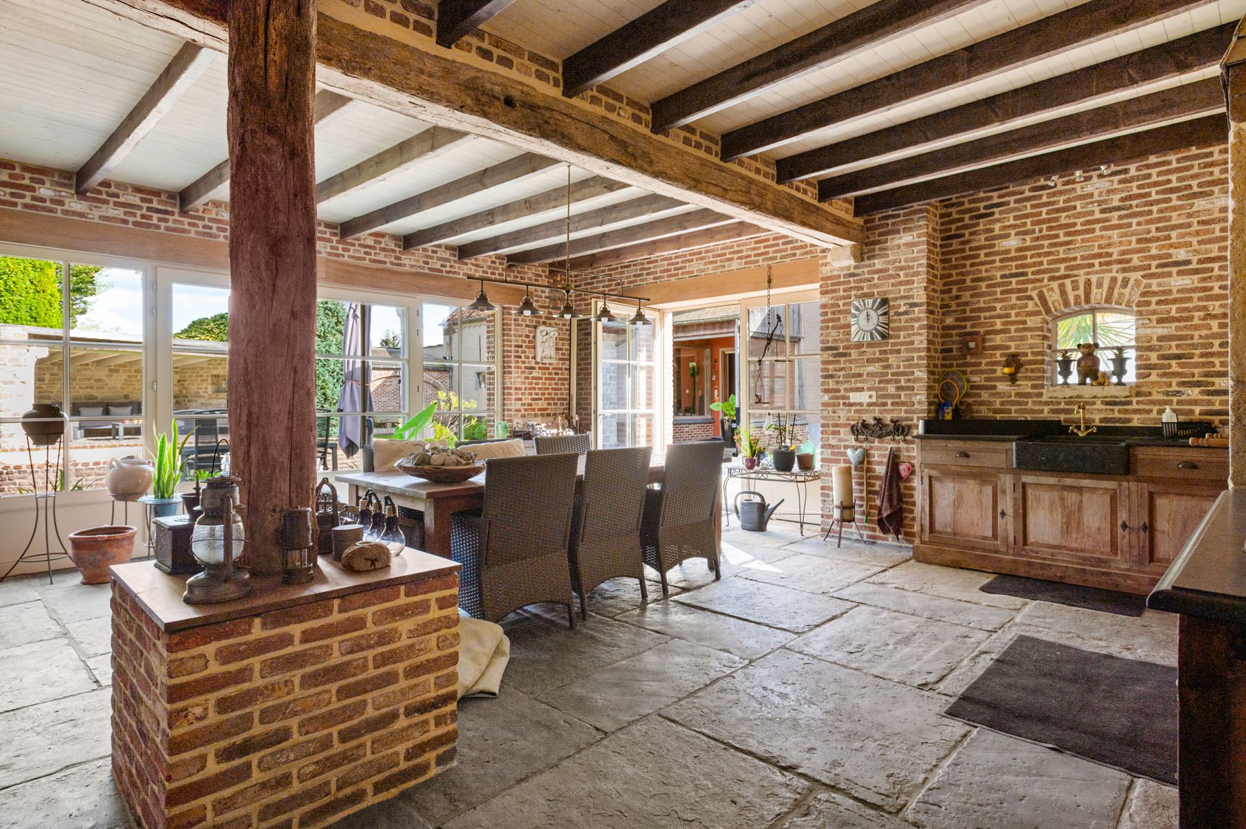 Gerenoveerde hoevewoning met praktijk en paardenstallen.  foto 40