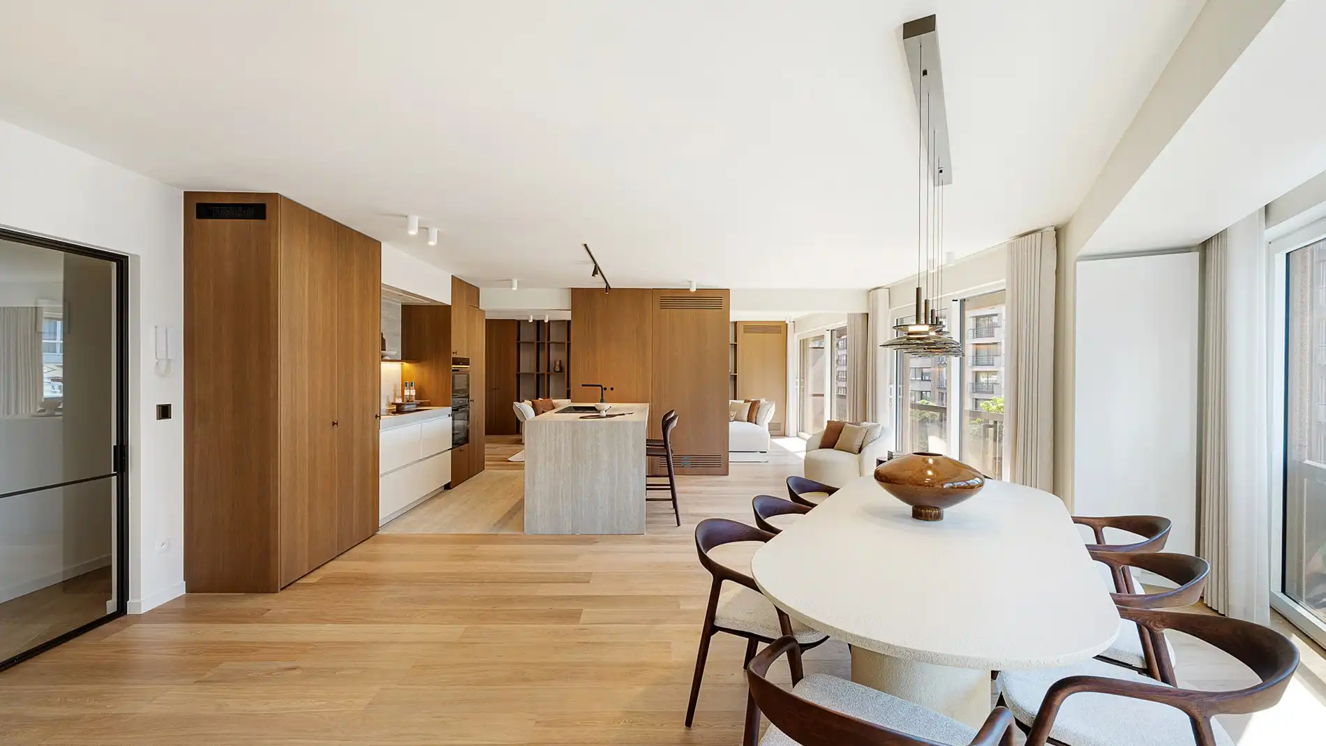 Subliem gerenoveerd, ruim hoekappartement foto 2