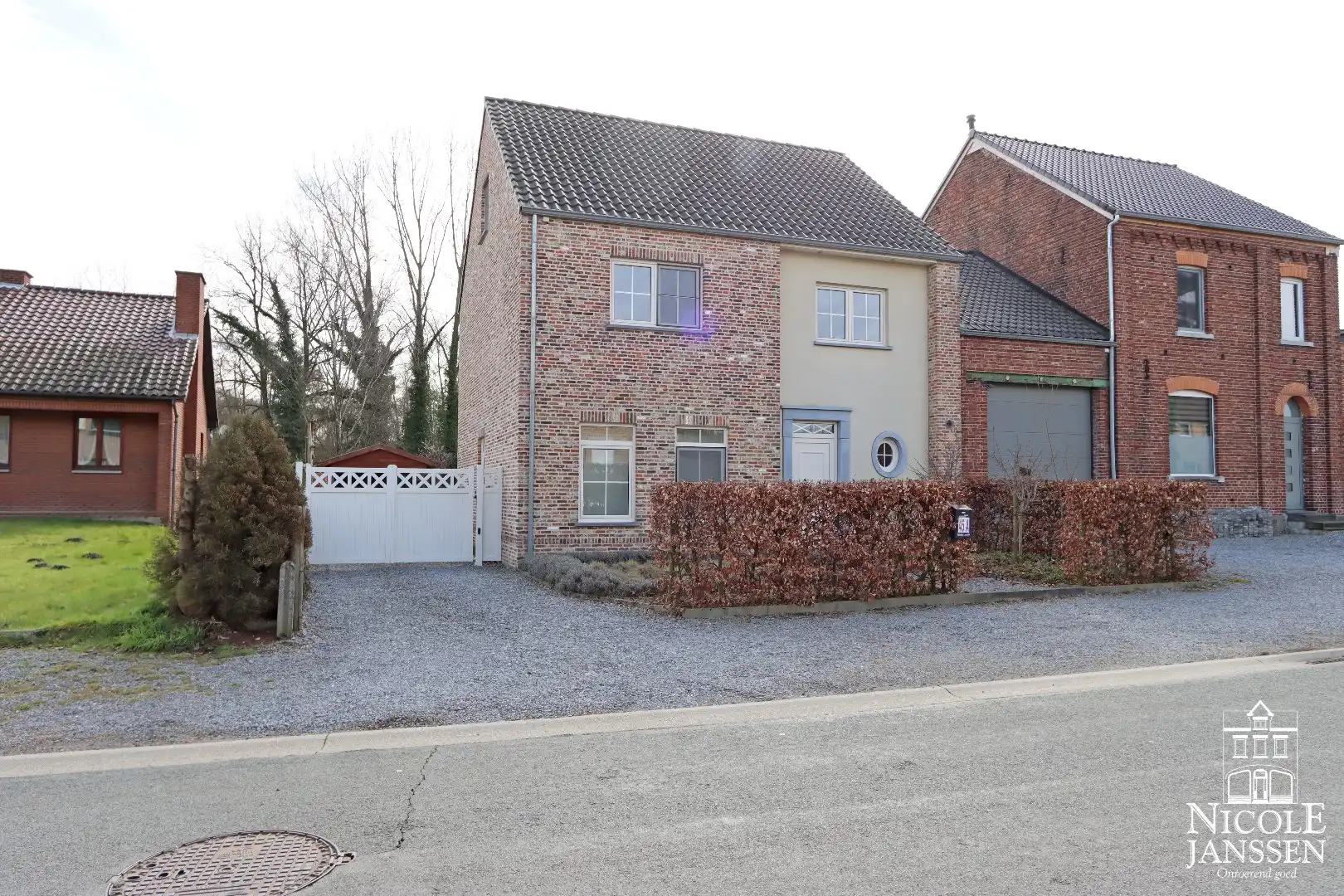 Instapklare halfvrijstaande gezinswoning met diepe tuin en ruime carport foto {{pictureIndex}}