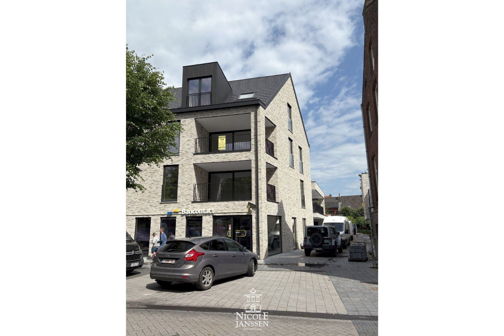 Nieuwbouwappartement met twee slaapkamers, terras en autostaanplaats in hartje Maaseik  foto {{pictureIndex}}