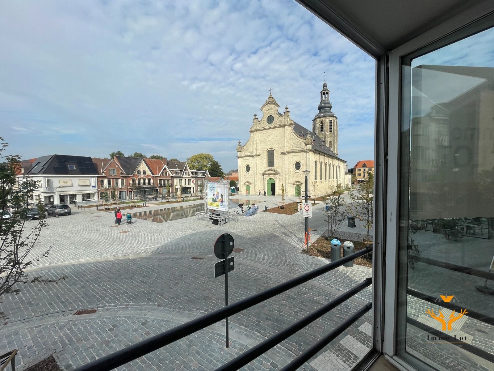 TE HUUR: Gerenoveerd appartement op Markt Zele foto 2