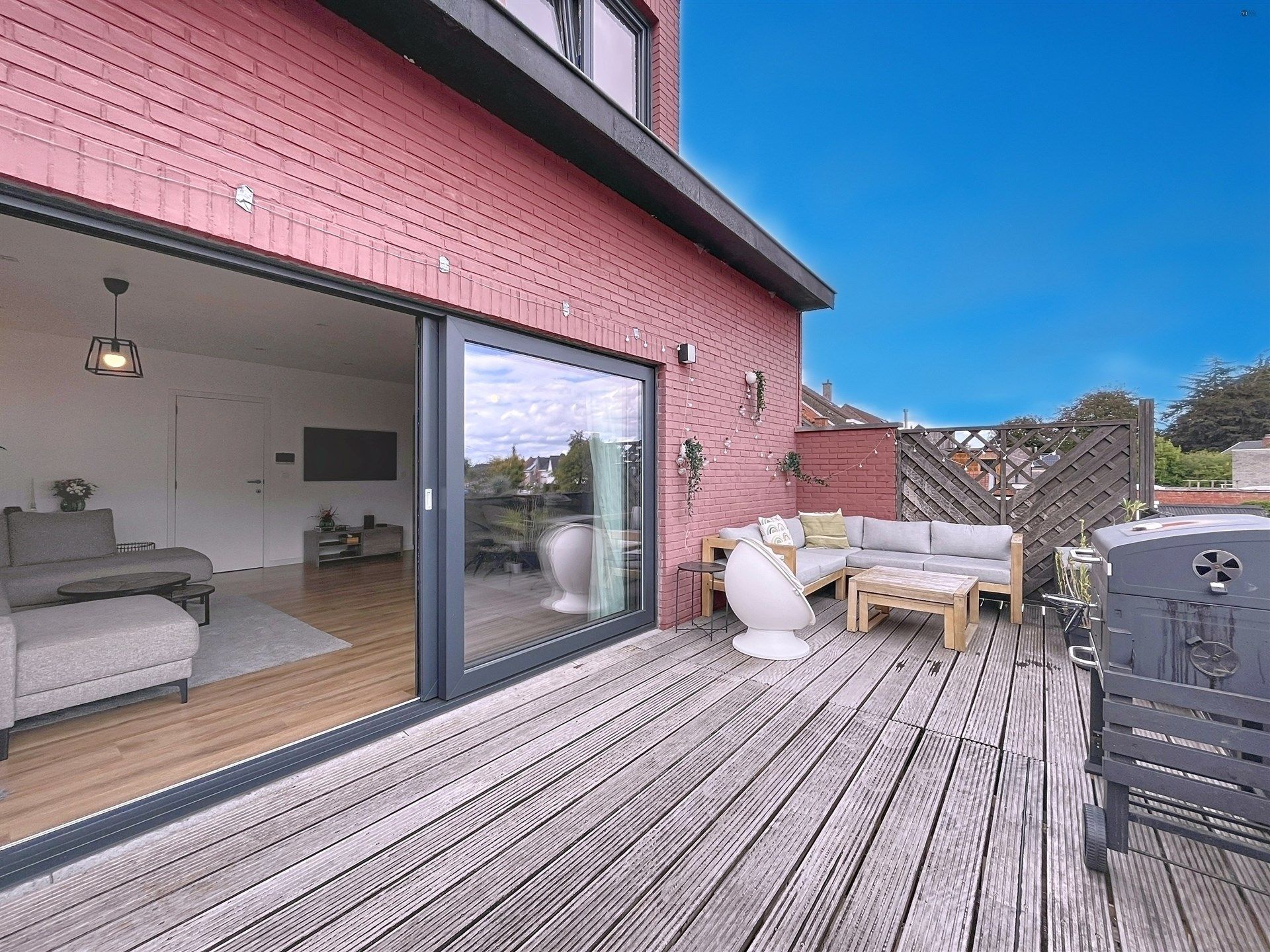 Prachtige instapklare woning met 3 slaapkamers en 3 garages. foto 9