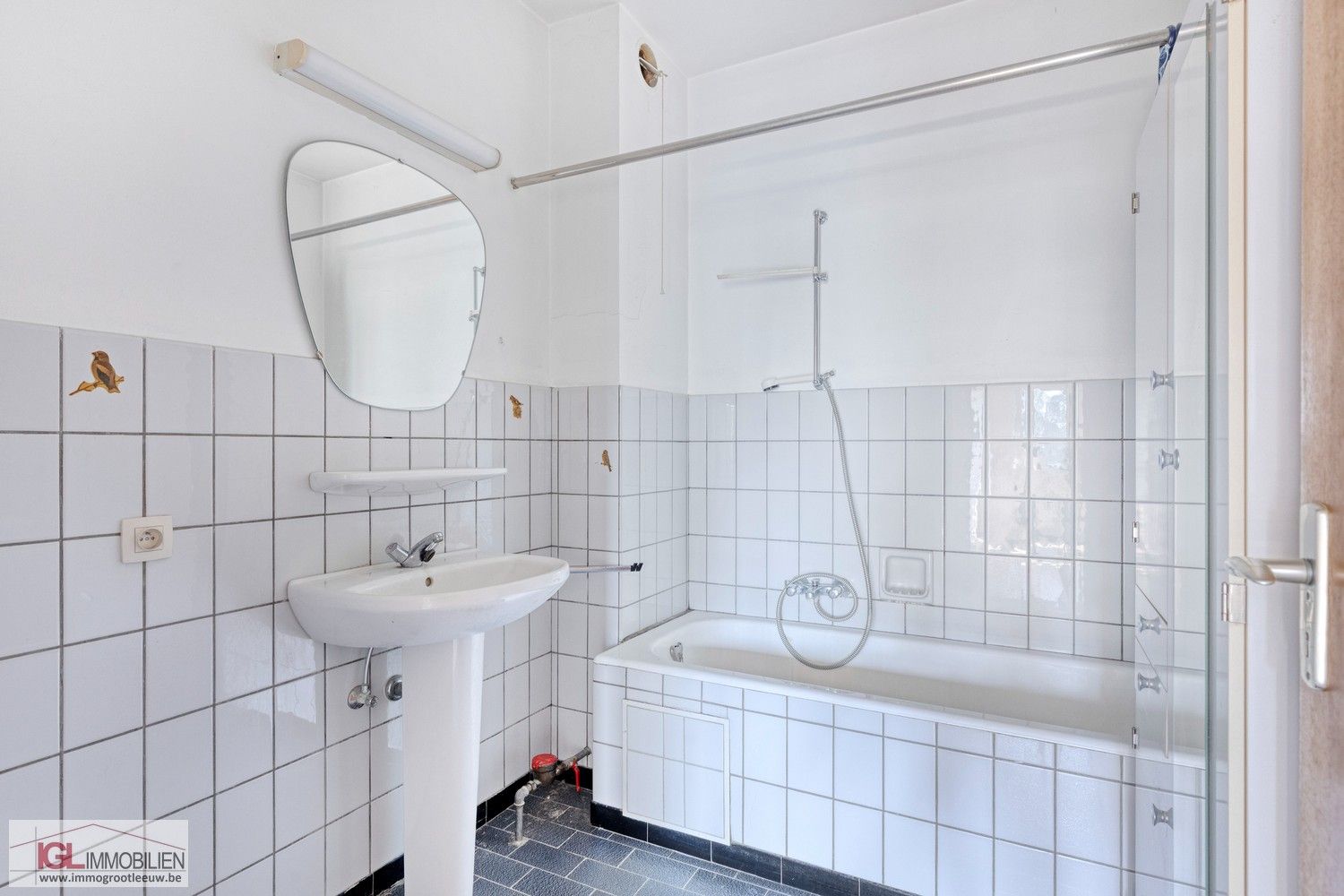 Te renoveren appartement met 3 slaapkamers en garage nabij het centrum van Sint-Pieters-Leeuw foto 11