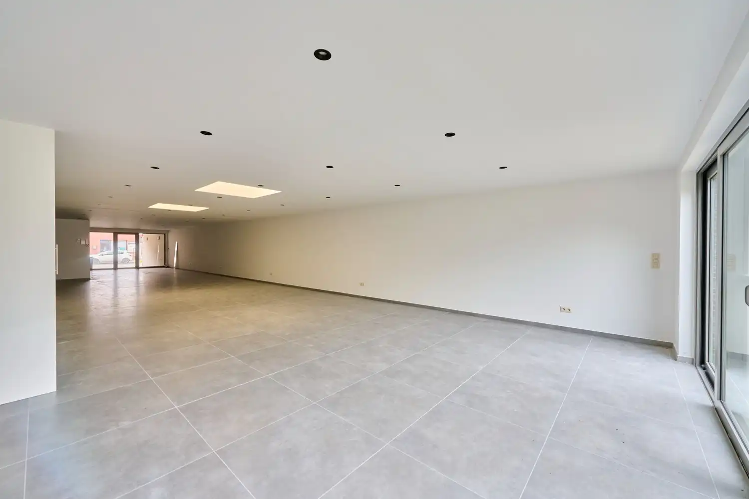 Gunstig gelegen heel ruim, fraai afgewerkte, handelsruimte foto 7