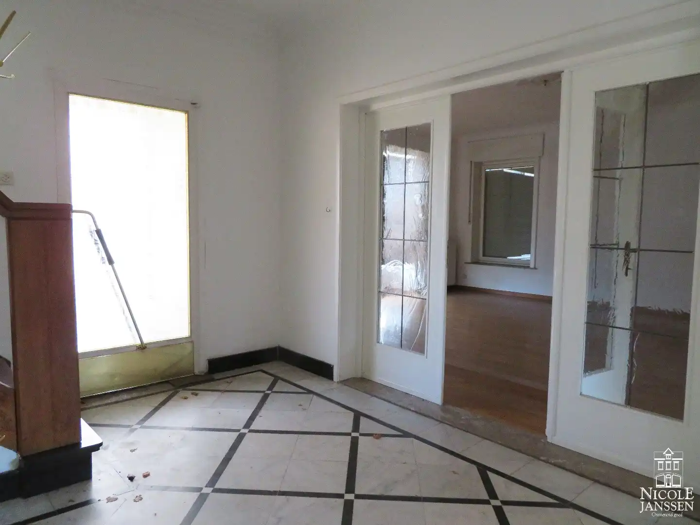 Halfvrijstaande woning met handelsruimte en 5 parkeerplaatsen foto 2