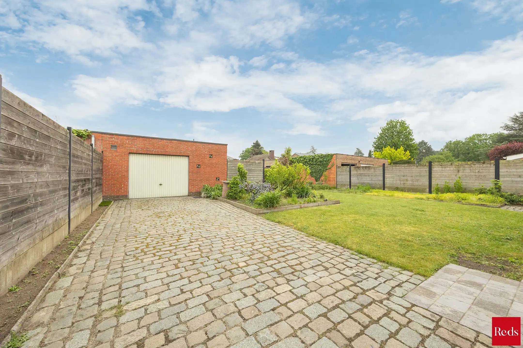 Open bebouwing met tuin en garage foto 27