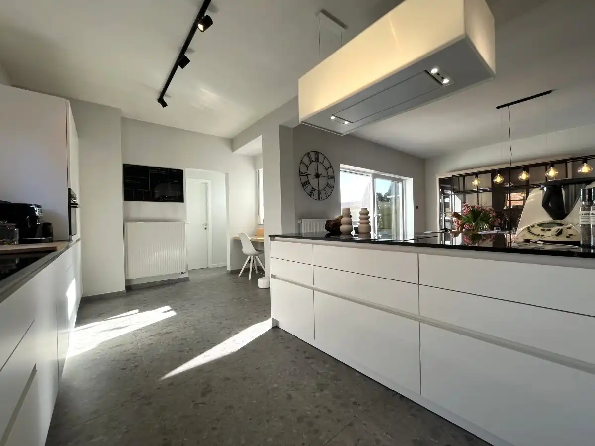 Izegem - Volledig gerenoveerde open bebouwing met zonnige tuin foto 7