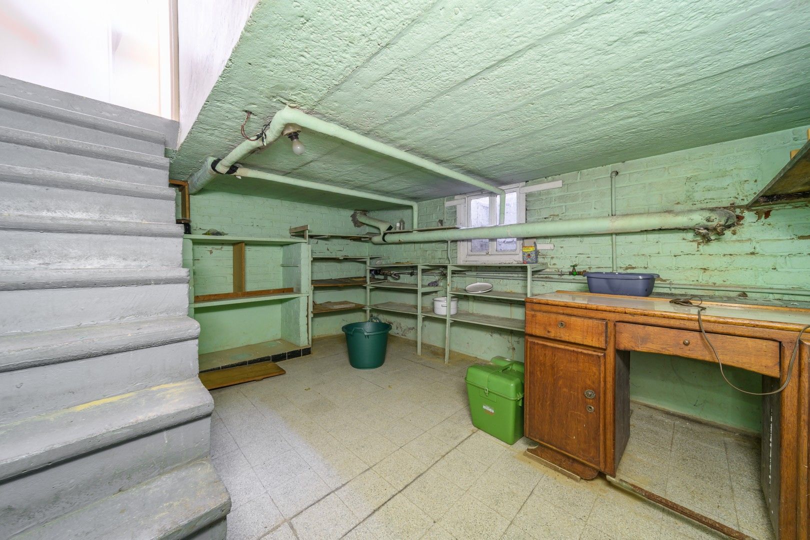 Centraal gelegen, ruime te renoveren gezinswoning foto 17