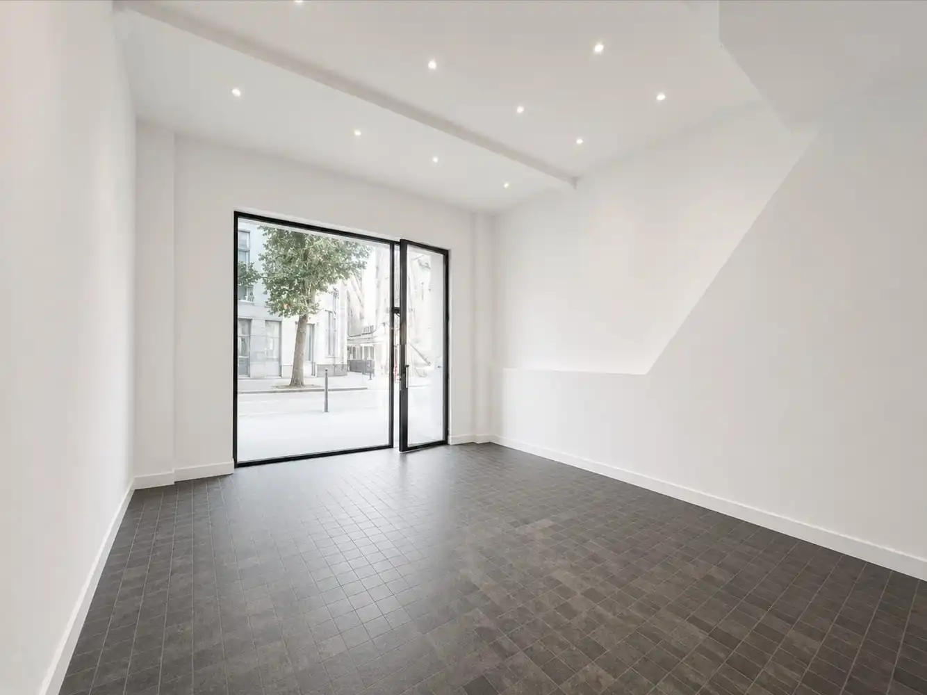 Instapklaar handelspand op een fantastische locatie in een autoluwe straat foto 2