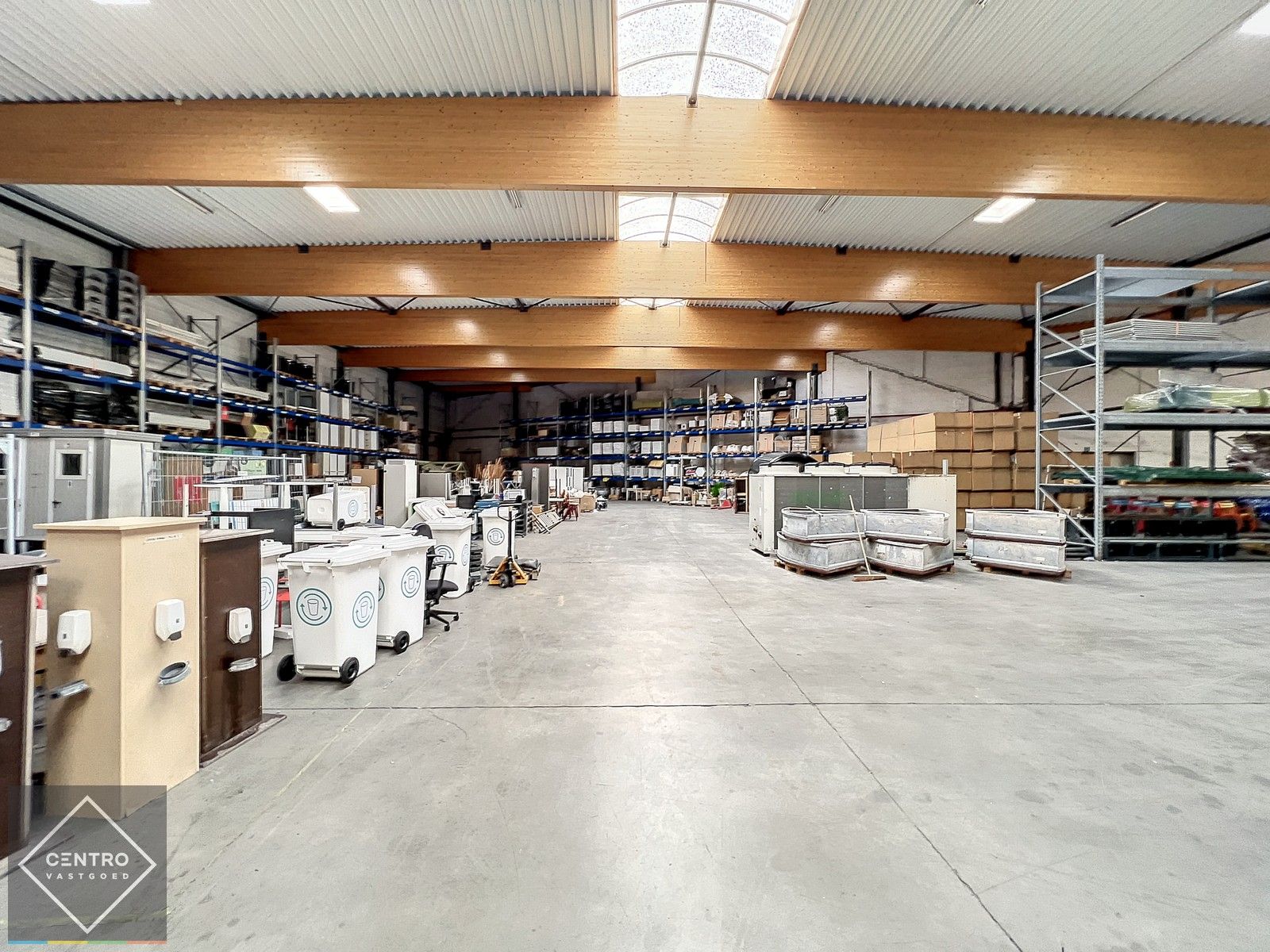 Instapklare burelen/showroom (± 1.400 m²) + opslagplaats  ( ± 2.700m²) met 4 sectionale poorten en VH van 7m te ROESELARE ! foto 8