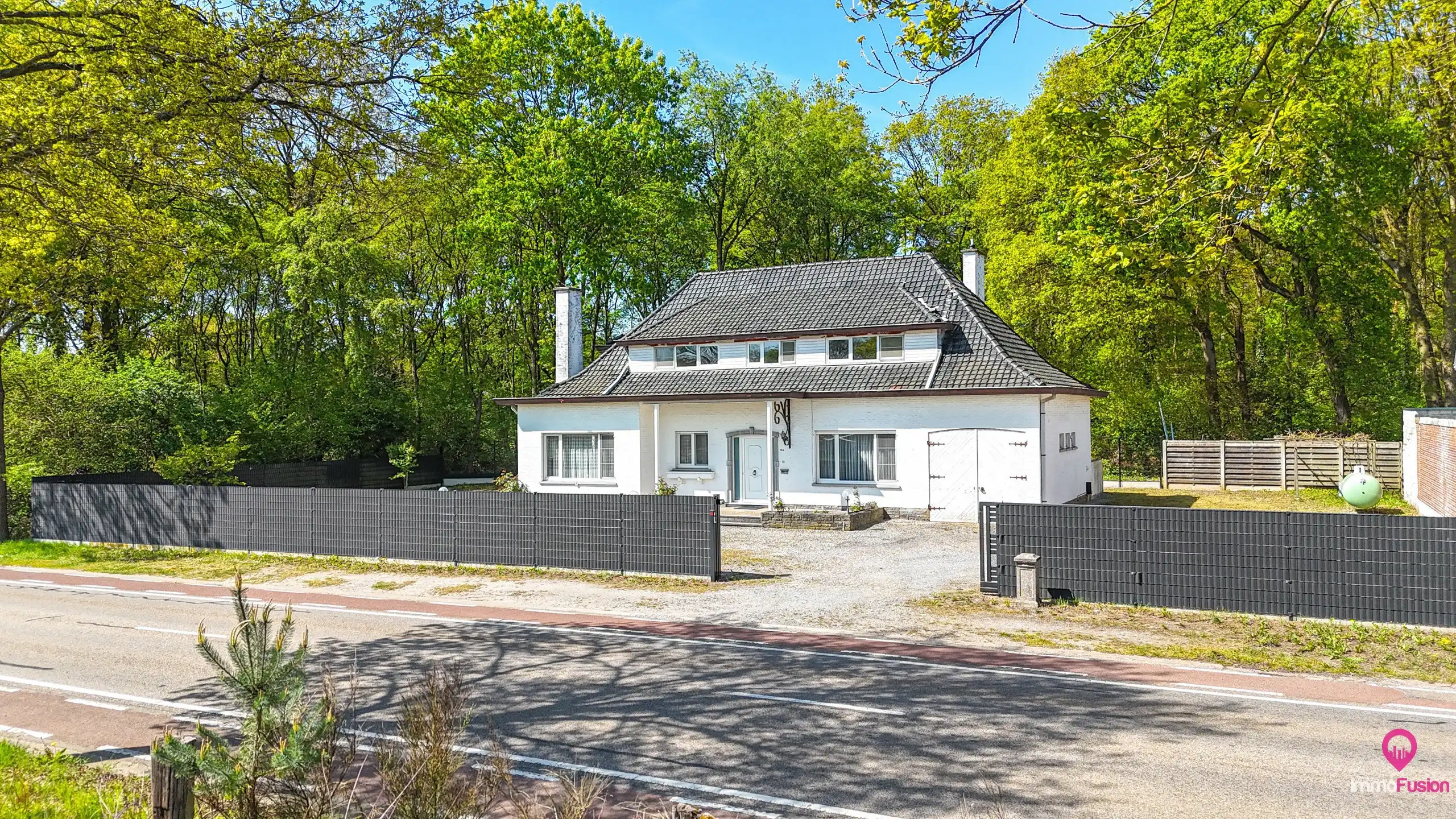 Hoofdfoto van de publicatie: Ruime open bebouwing van 328m² met 5 slpk op toplocatie!