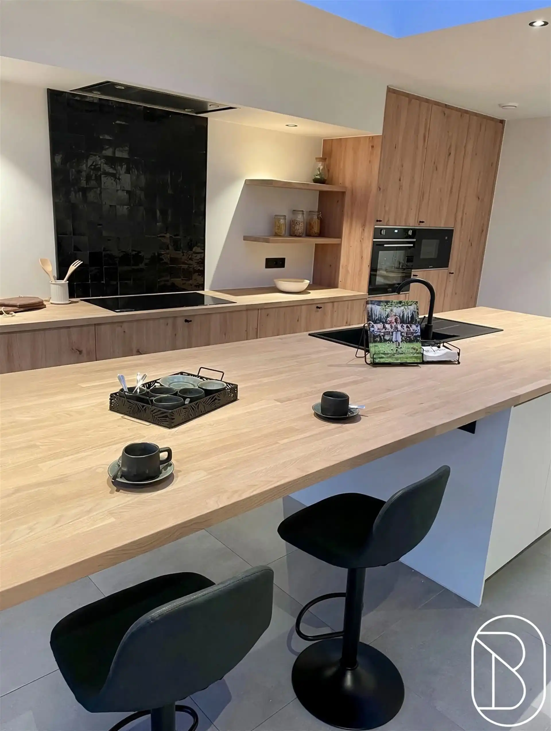 Volledig gerenoveerde woning met 3slpk, tuin en uitweg! foto 8