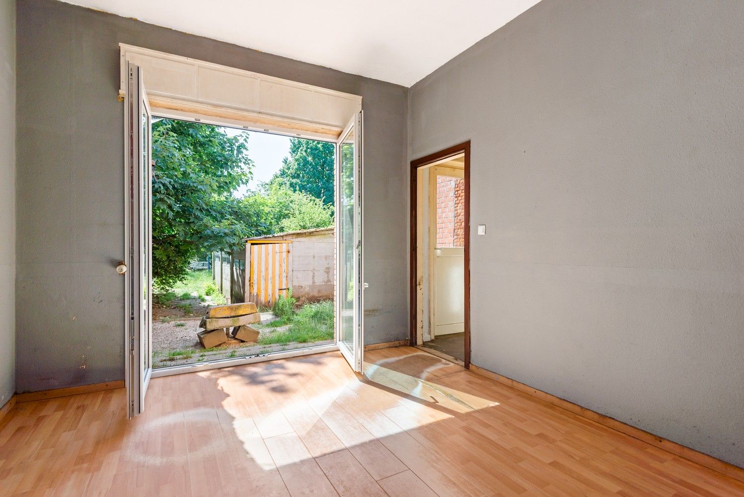 Te renoveren woning met 3 slaapkamers en tuin in Wijnegem! foto 5