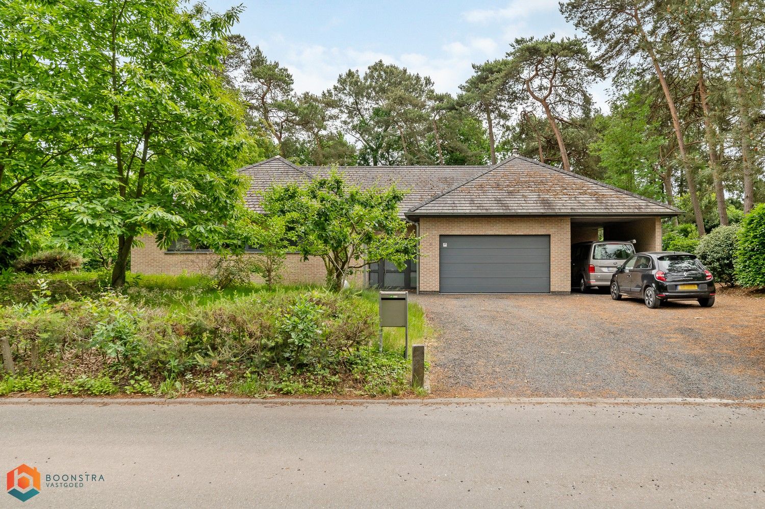 Gelijkvloerse villa met 3 slpkrs op 1503m² te Keerbergen foto {{pictureIndex}}