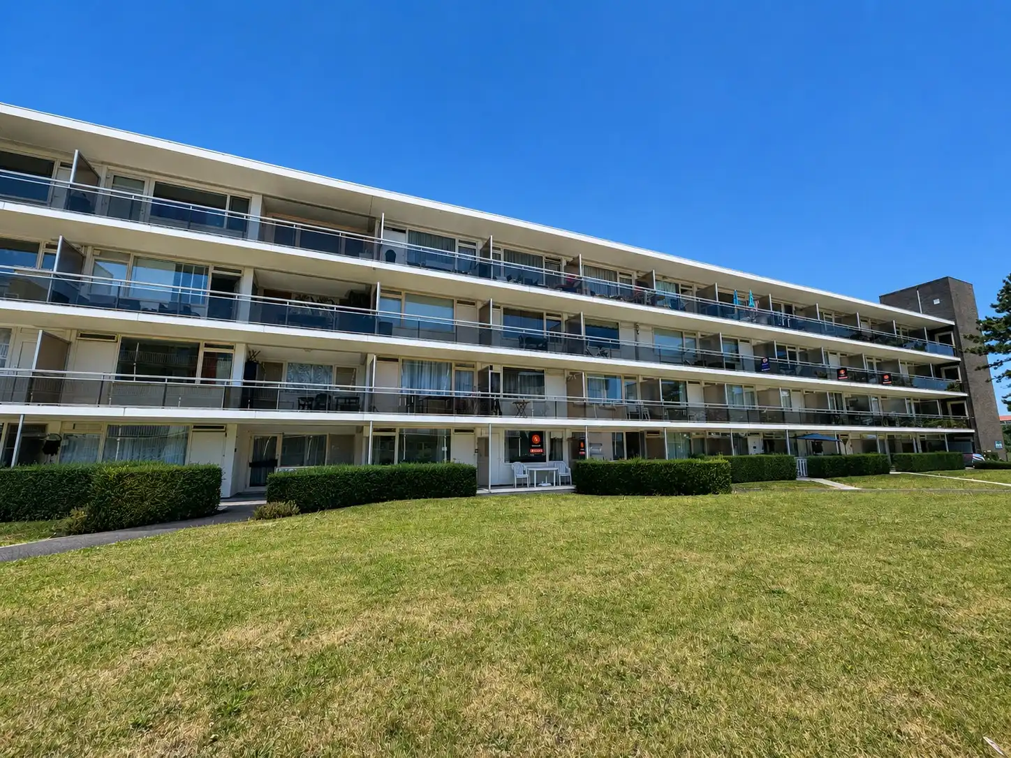 Te koop de Haan: Instapklaar gelijkvloers appartement met zonnig terras in een groene omgeving. foto 10