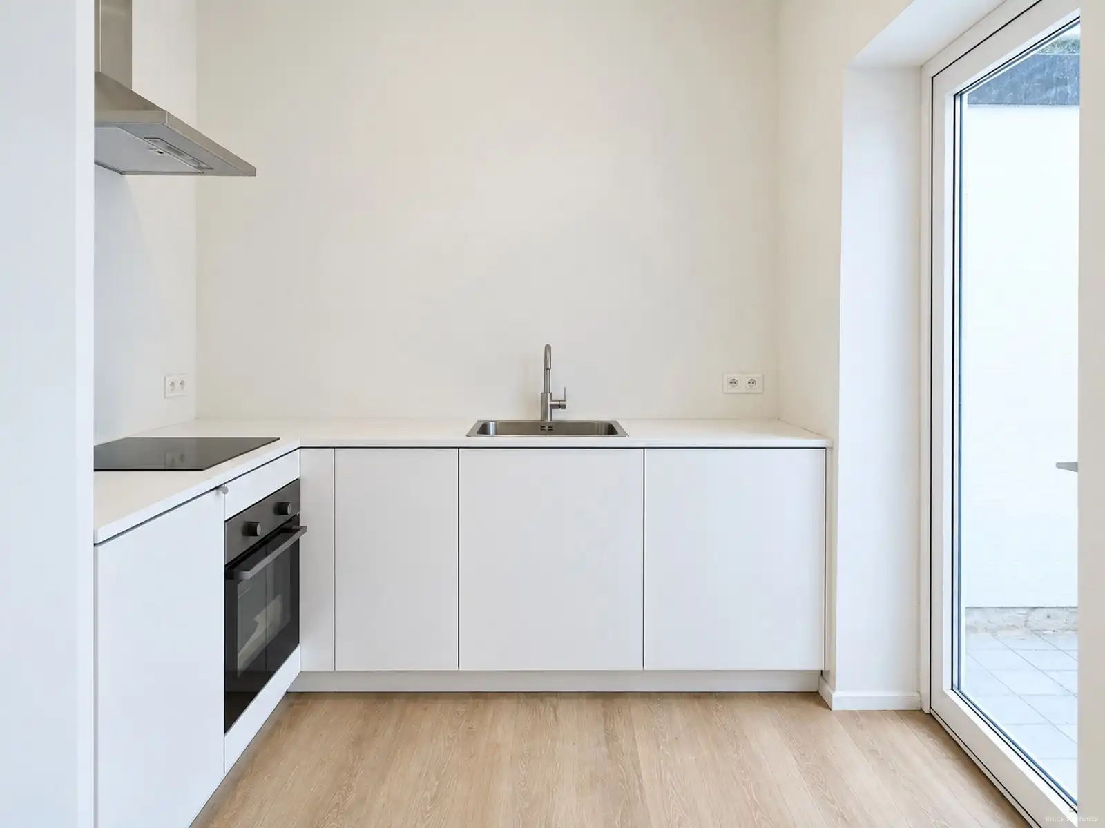 Smaakvol gerenoveerd commercieel gelijkvloers foto 5
