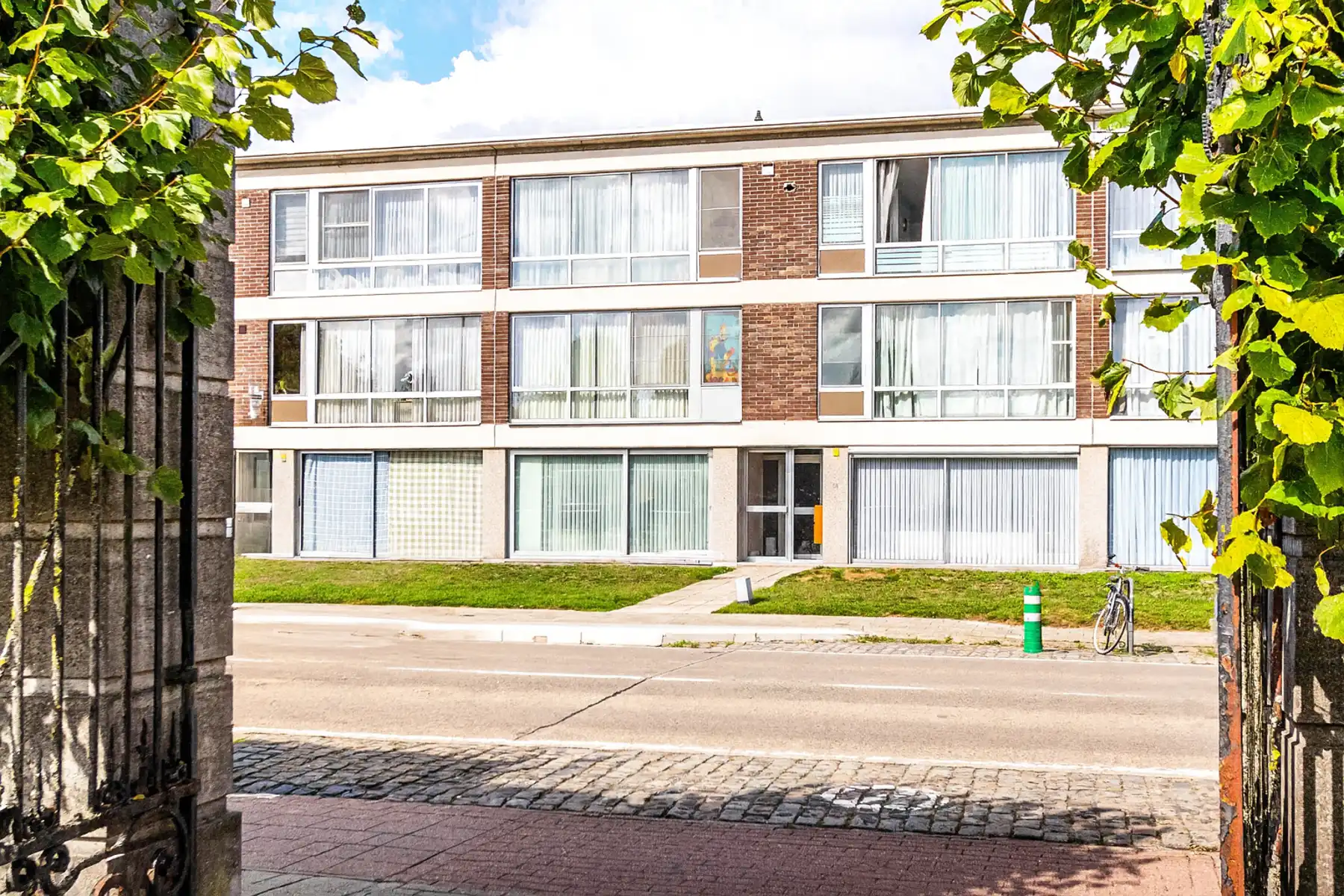 Ruim 2-slaapkamer appartement met garage en potentieel foto 2