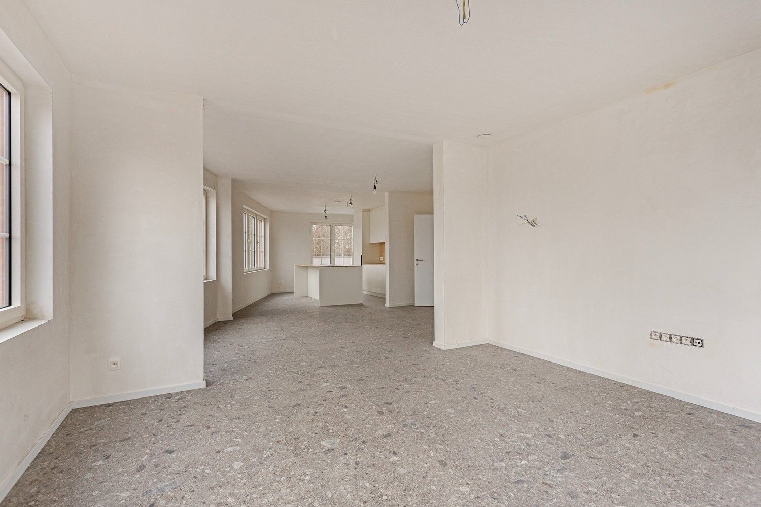 Volledig gerenoveerd duplex-appartement met drie slaapkamers in Lanaken! foto 5