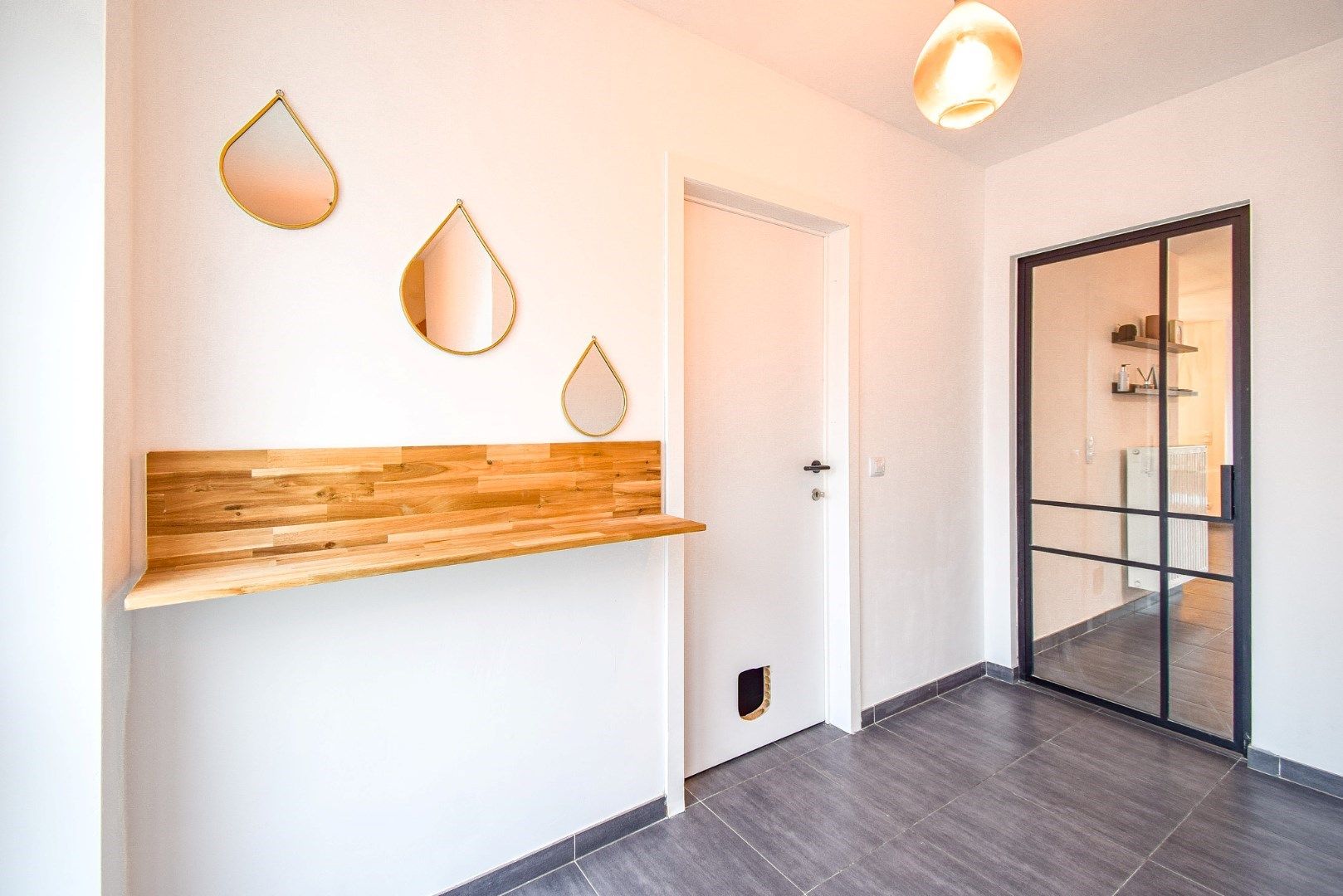 Instapklare woning met 3 slaapkamers en inpandige garage op centrale ligging te Zevekote foto 2