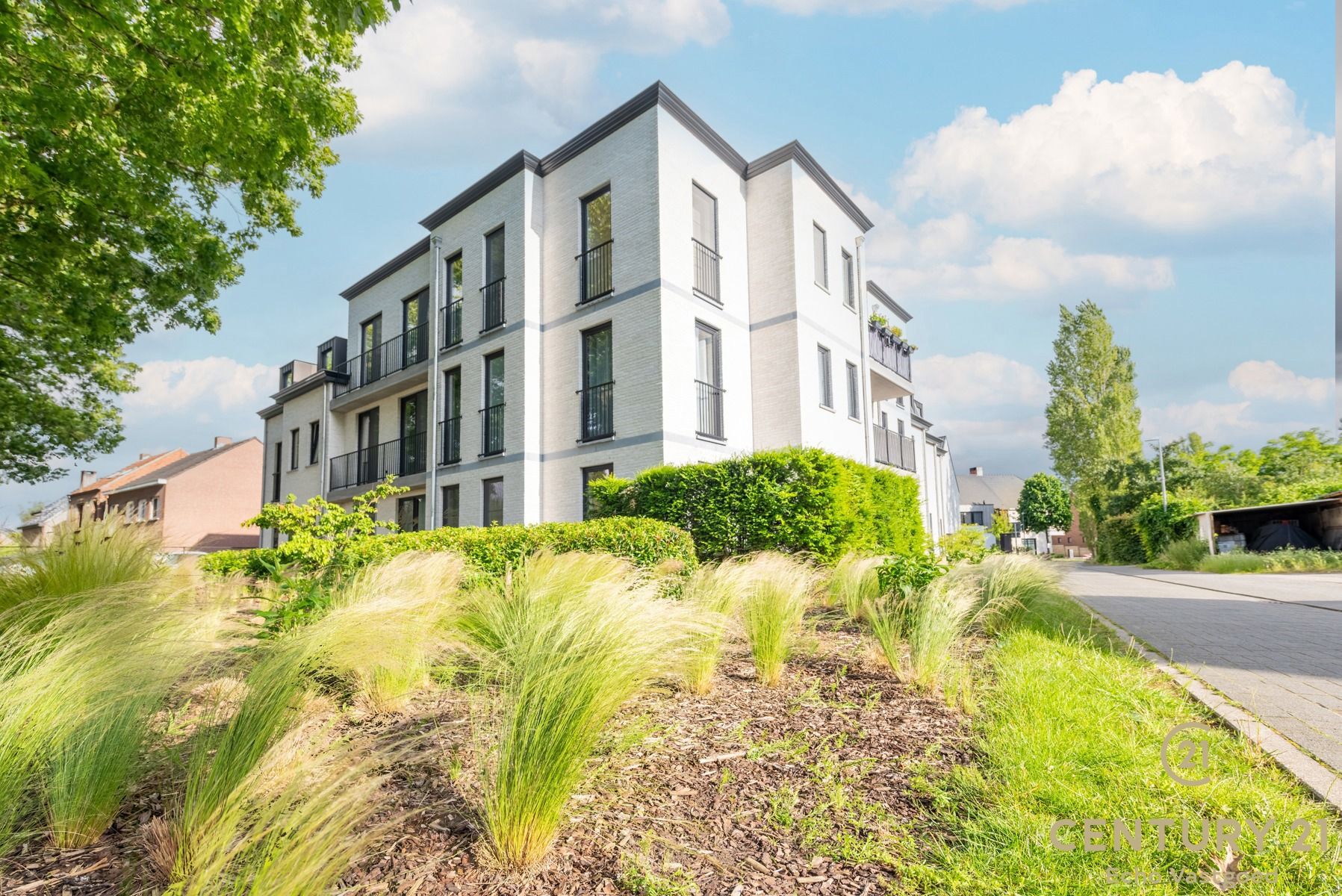 Hedendaags instapklaar appartement met terras én parking foto 1