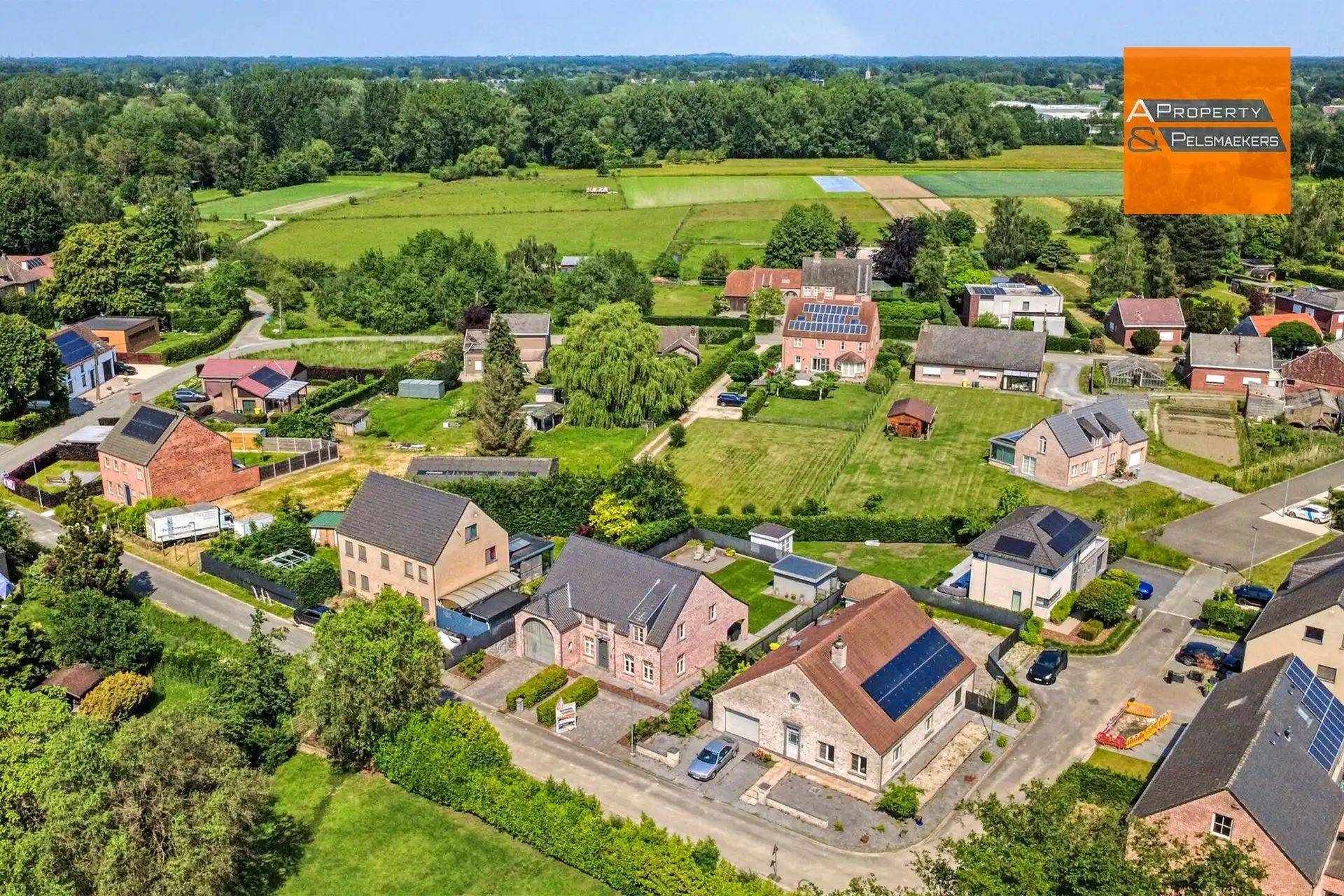 Prachtige villa te koop.  foto {{pictureIndex}}