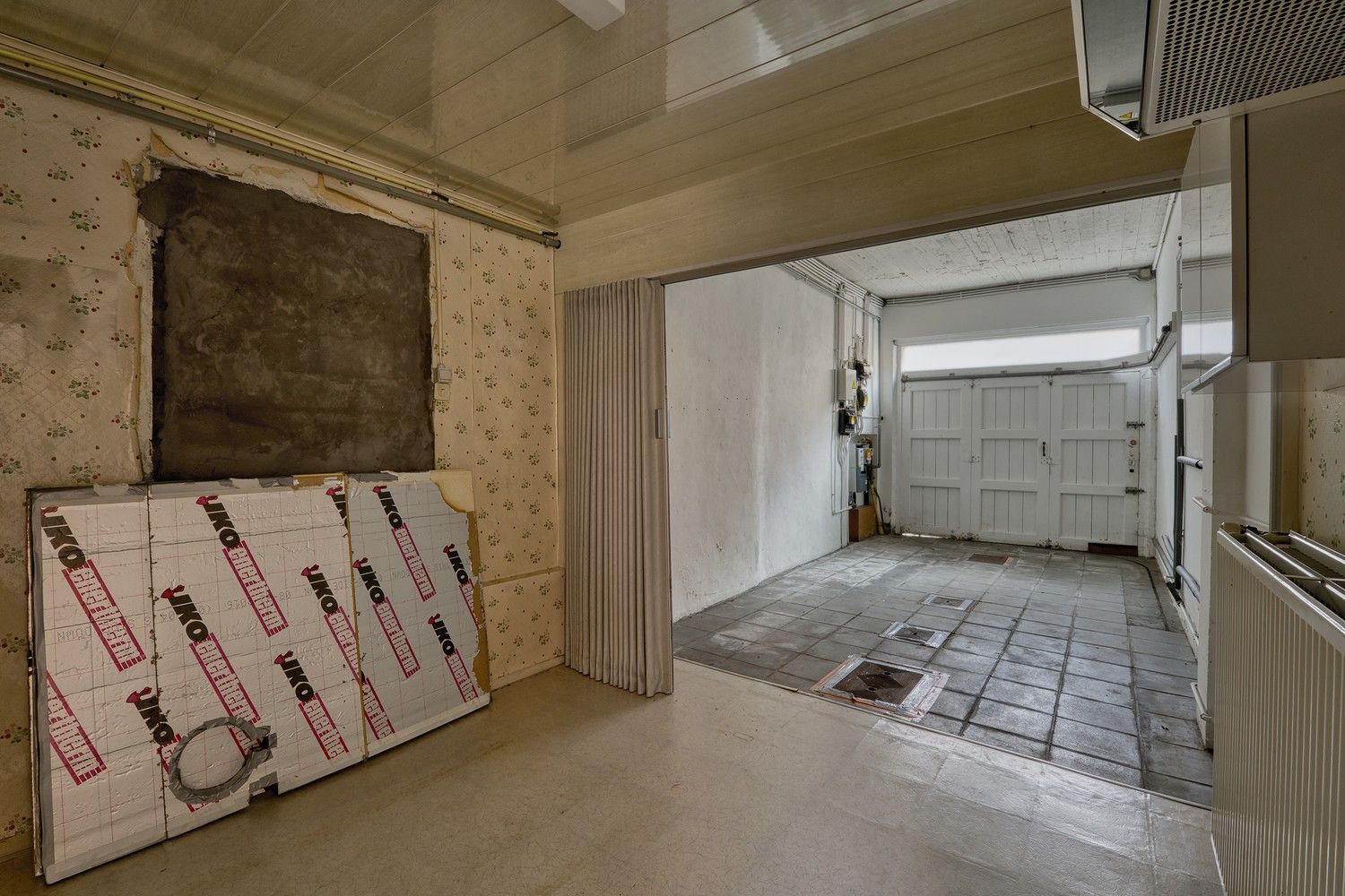 Hartje Brugge  TOP  TOERISTISCHE LIGGING , in de GOUDEN DRIEHOEK, Uitzonderlijk HANDELSPAND ( gevelbreedte 11 meter)                          LICHTRIJKE WINKELRUIMTE ,uitgevend op  Exclusieve STADSPATIO met overdekte rondgang van 105m²+ GARAGE van 30 m² UNIEK  IN BRUGGE op dergelijke ligging ! ERBOVEN lichtrijk ruim APPARTEMENT met zonneterras, foto 10