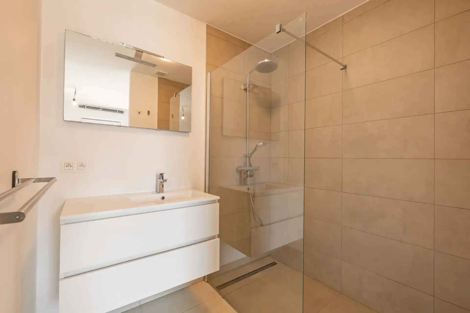Instapklaar 1-slaapkamerappartement met terras TE HUUR in het centrum van Wielsbeke! foto 14