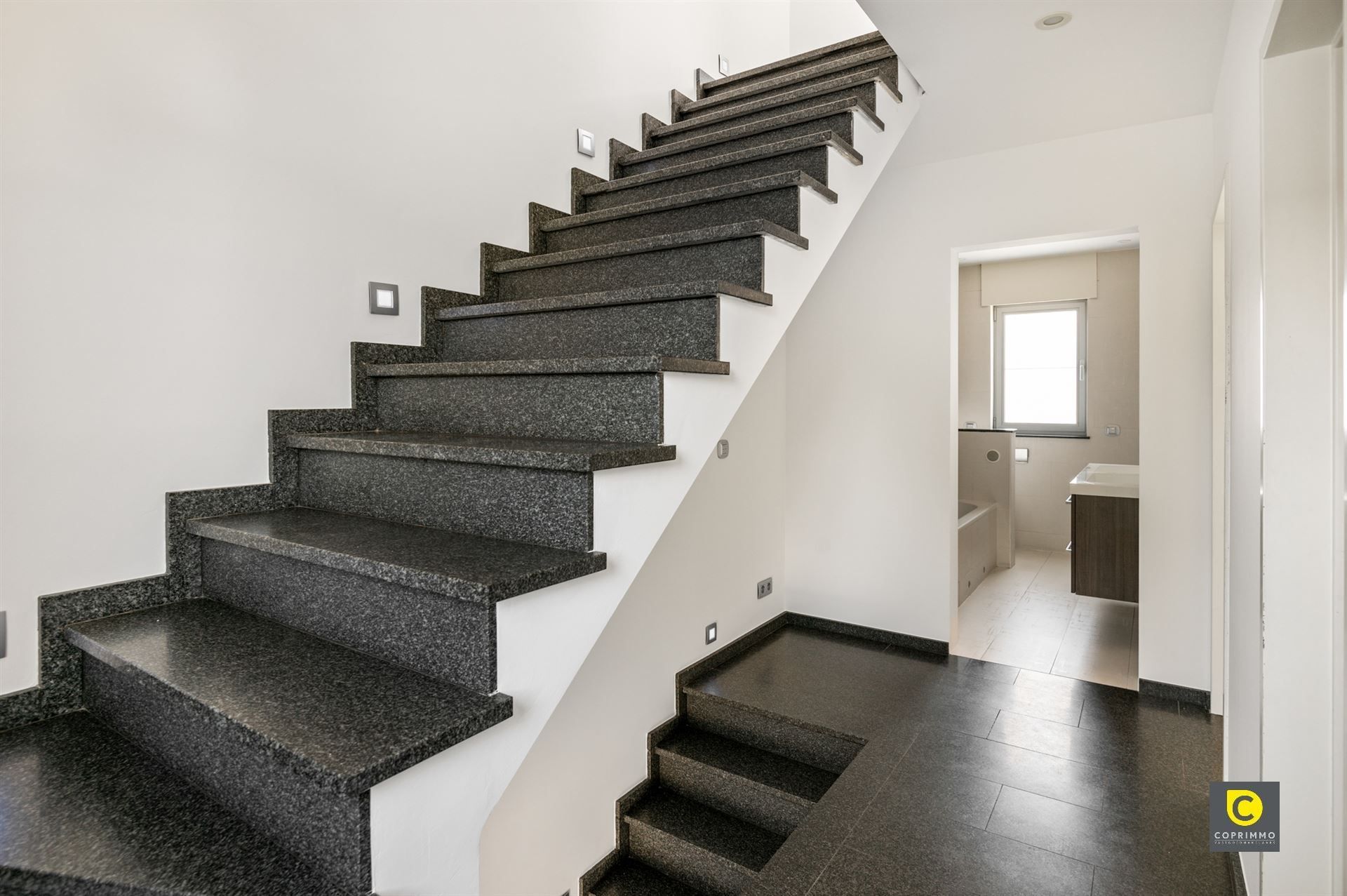 Recente instapklare woning op woonerf foto 12