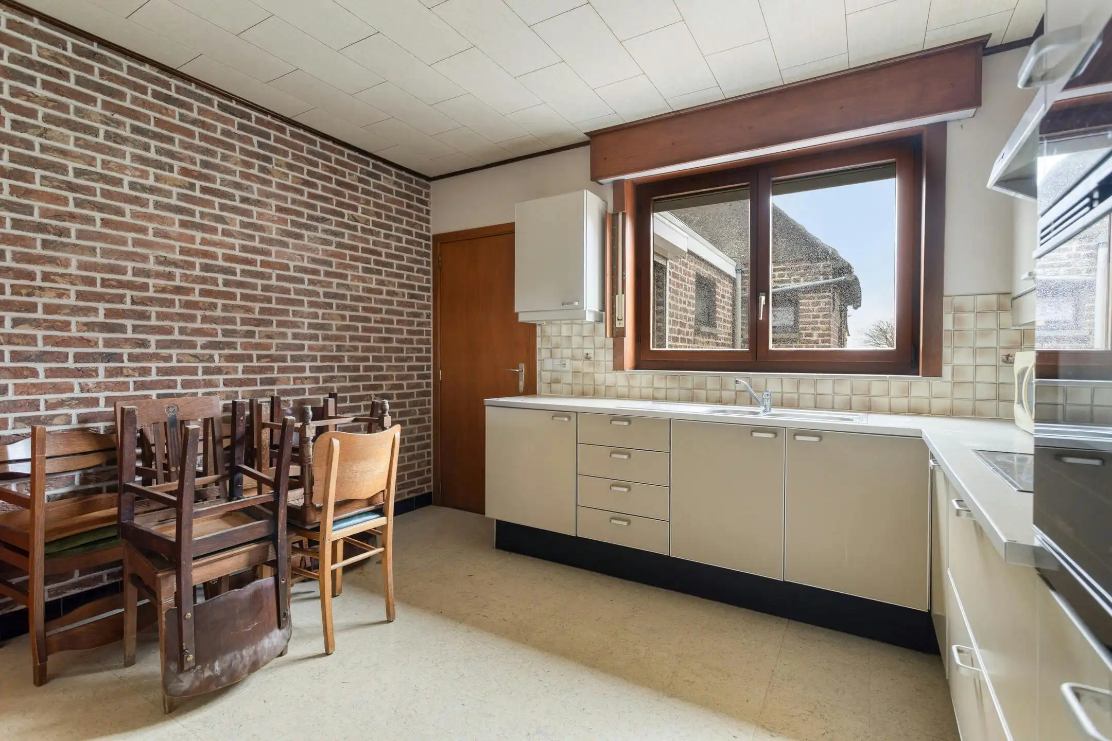 Ruime woning met tuin en garage op 380m² te Leisele. foto 10
