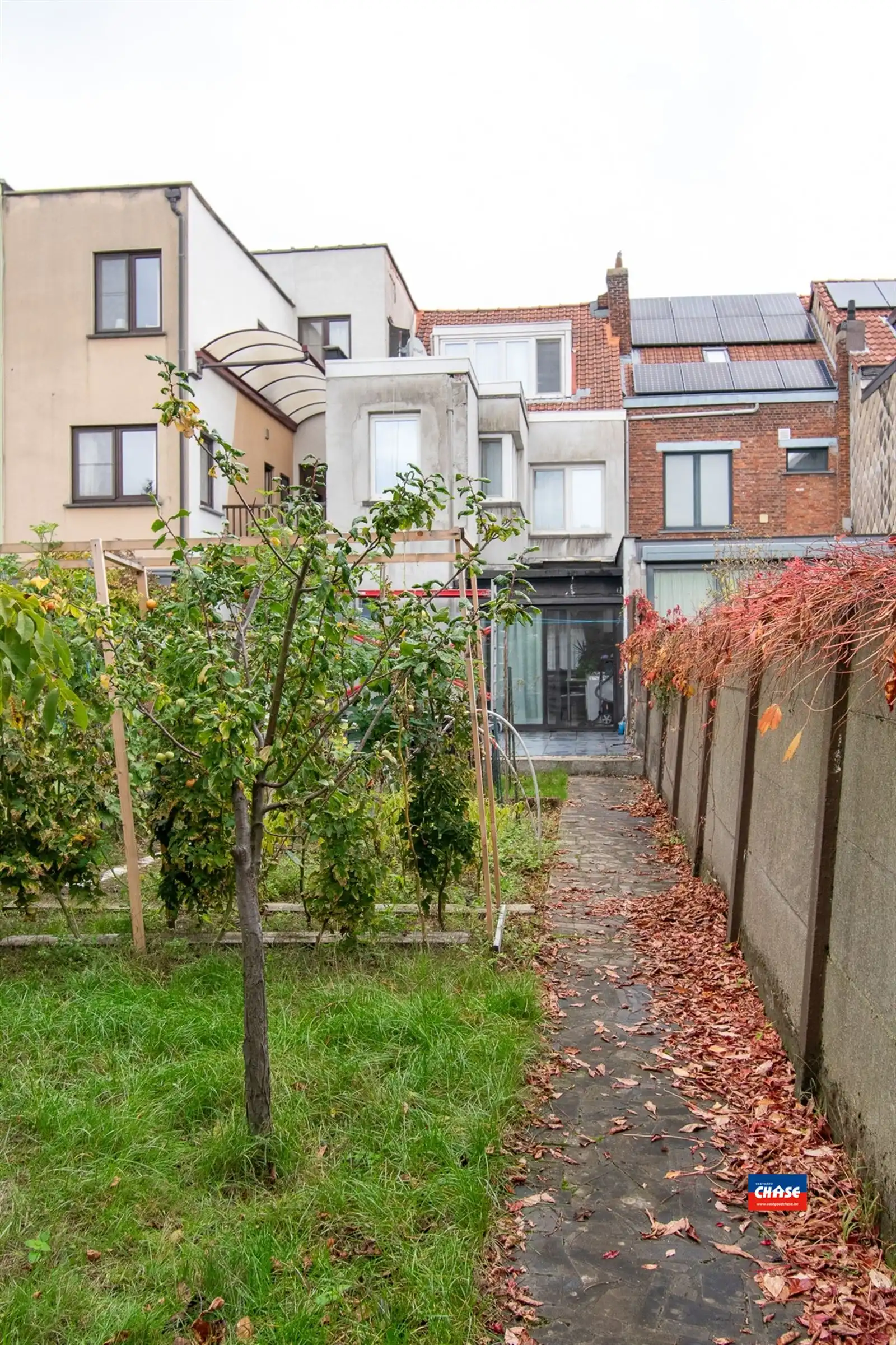 Instapklare rijwoning met vier slaapkamers en twee badkamers foto 3