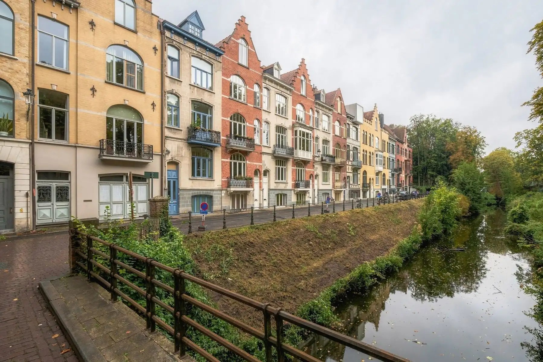 Te renoveren neoclassicistische woning op de rand van Bruge foto 4