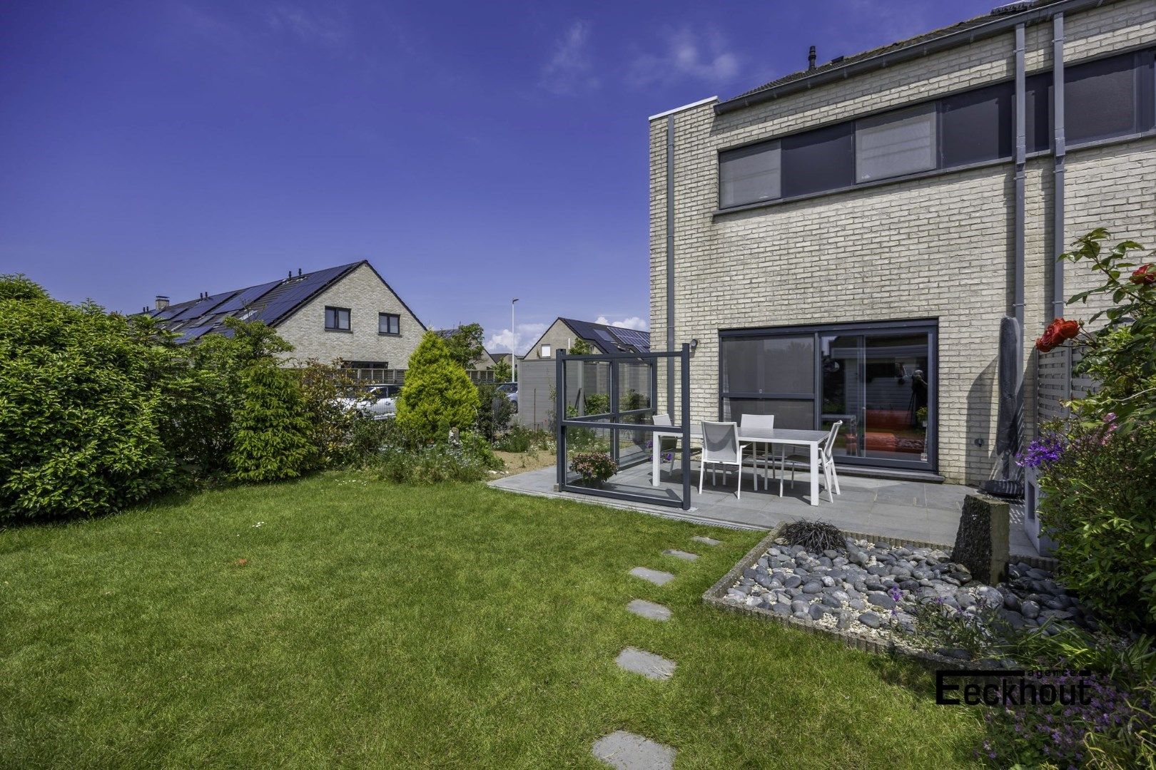 Recente halfopen woning met zonnige tuin & carport te Bredene! foto {{pictureIndex}}