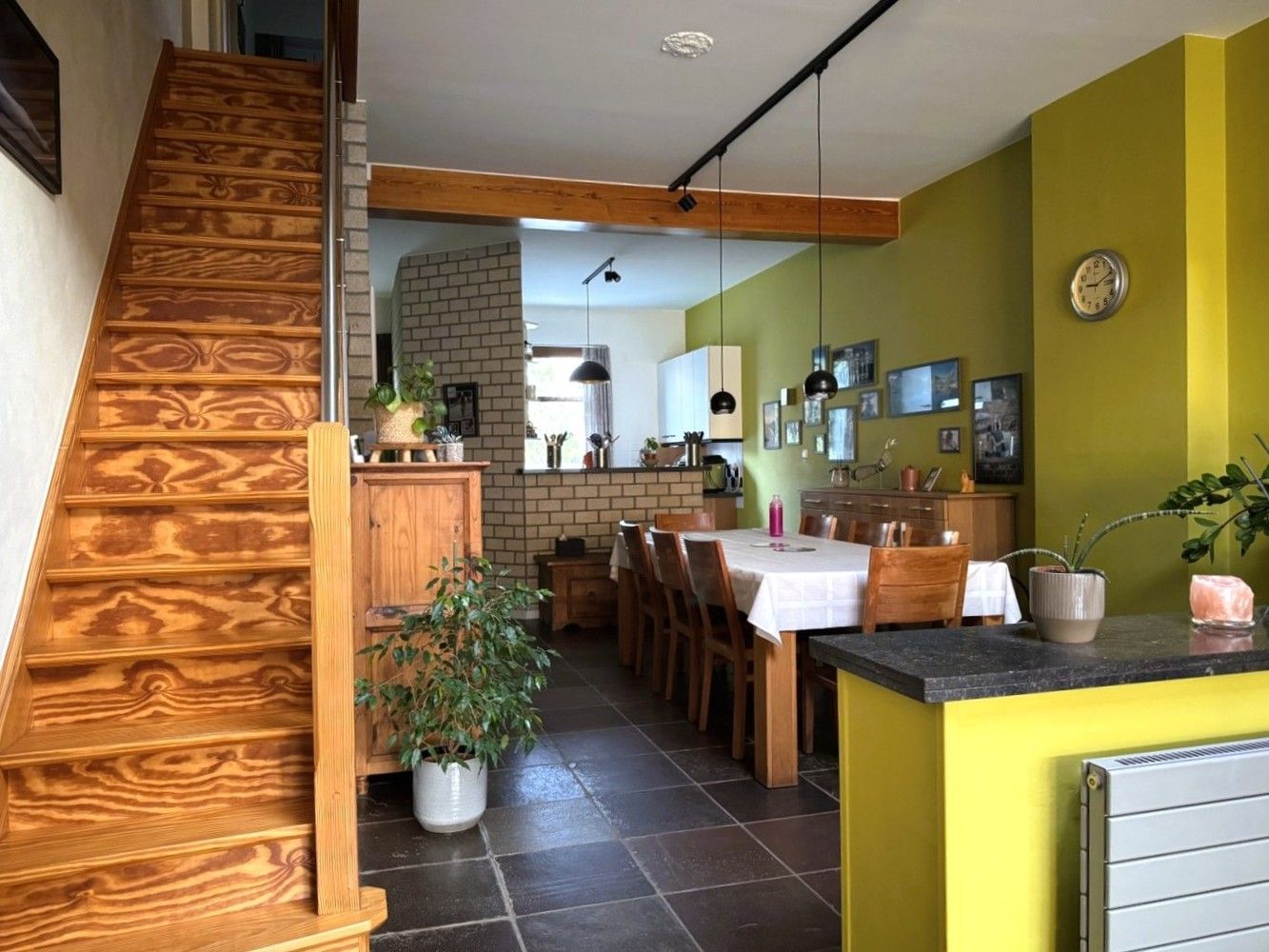 Verrassend ruime woning met achteringang met privéparkeerplaatsen foto 15
