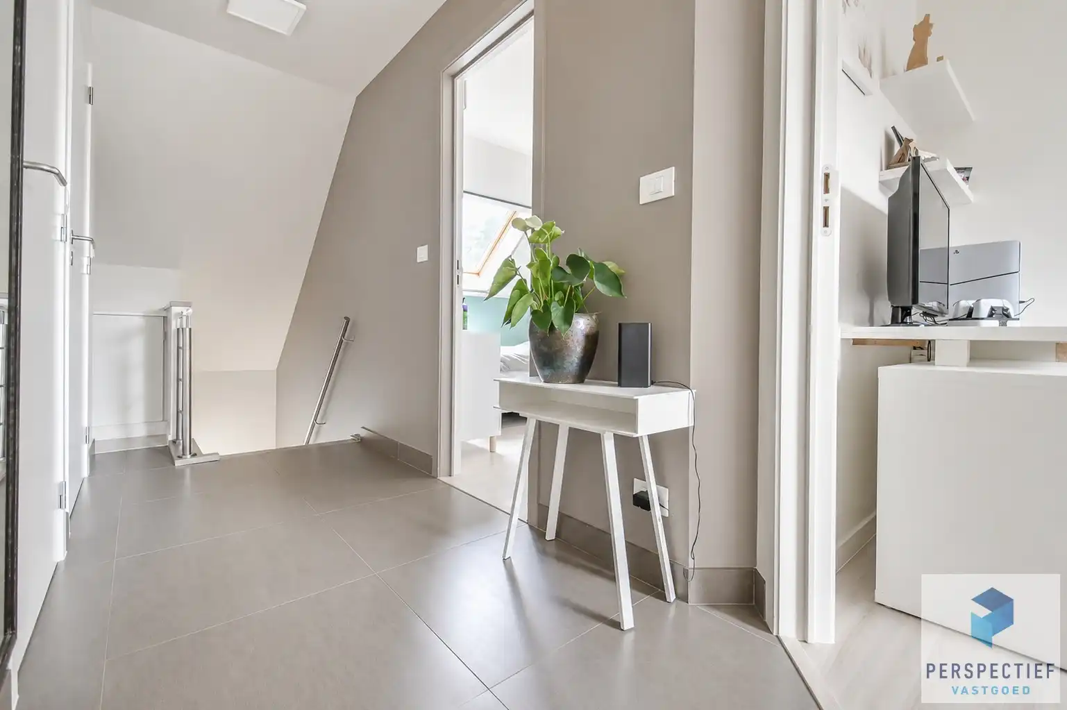 Moderne, veelzijdige gezinswoning met kantoorruimte en gezellige tuin foto 15