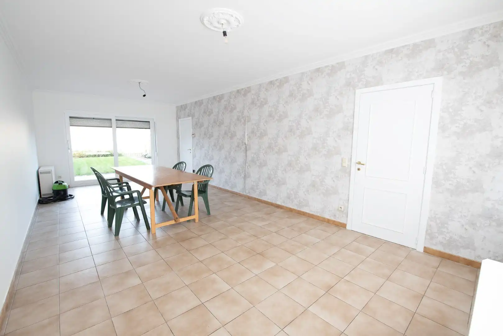 Instapklare woning met tuin en 2 garages in Oeselgem. foto 2