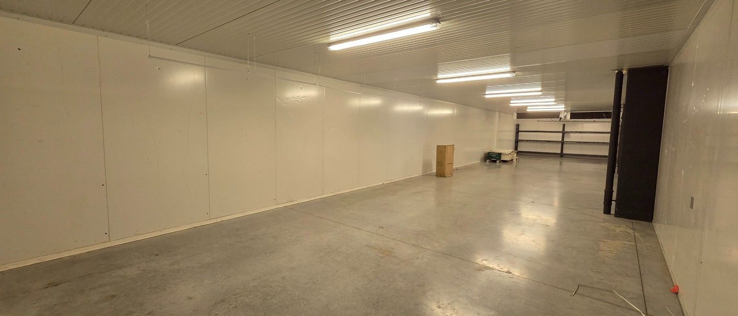 Handelspand / kantoorruimte met uitstekende visibiliteit in Genk – Stalenstraat foto 14