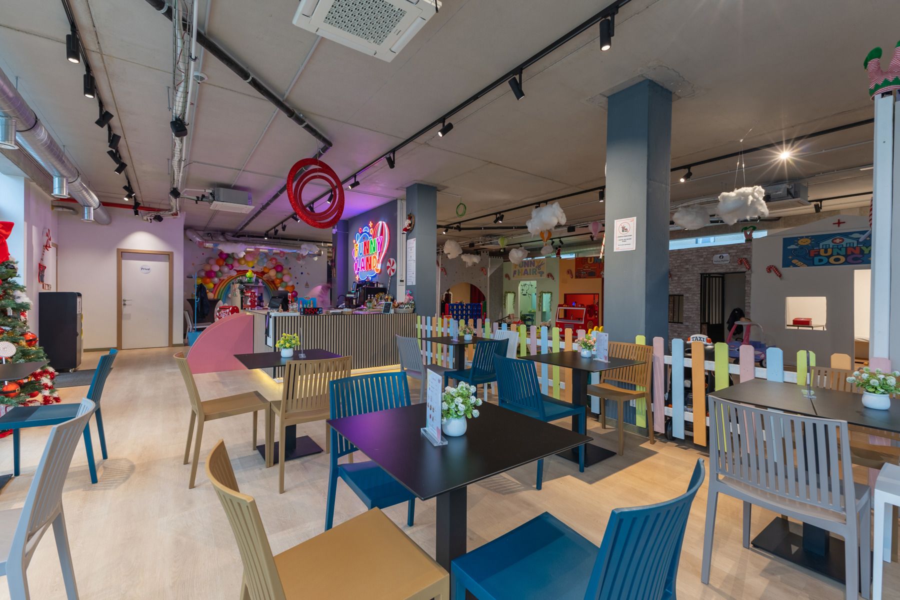 Nieuwbouw commercieel gelijkvloers (250m2)  foto {{pictureIndex}}