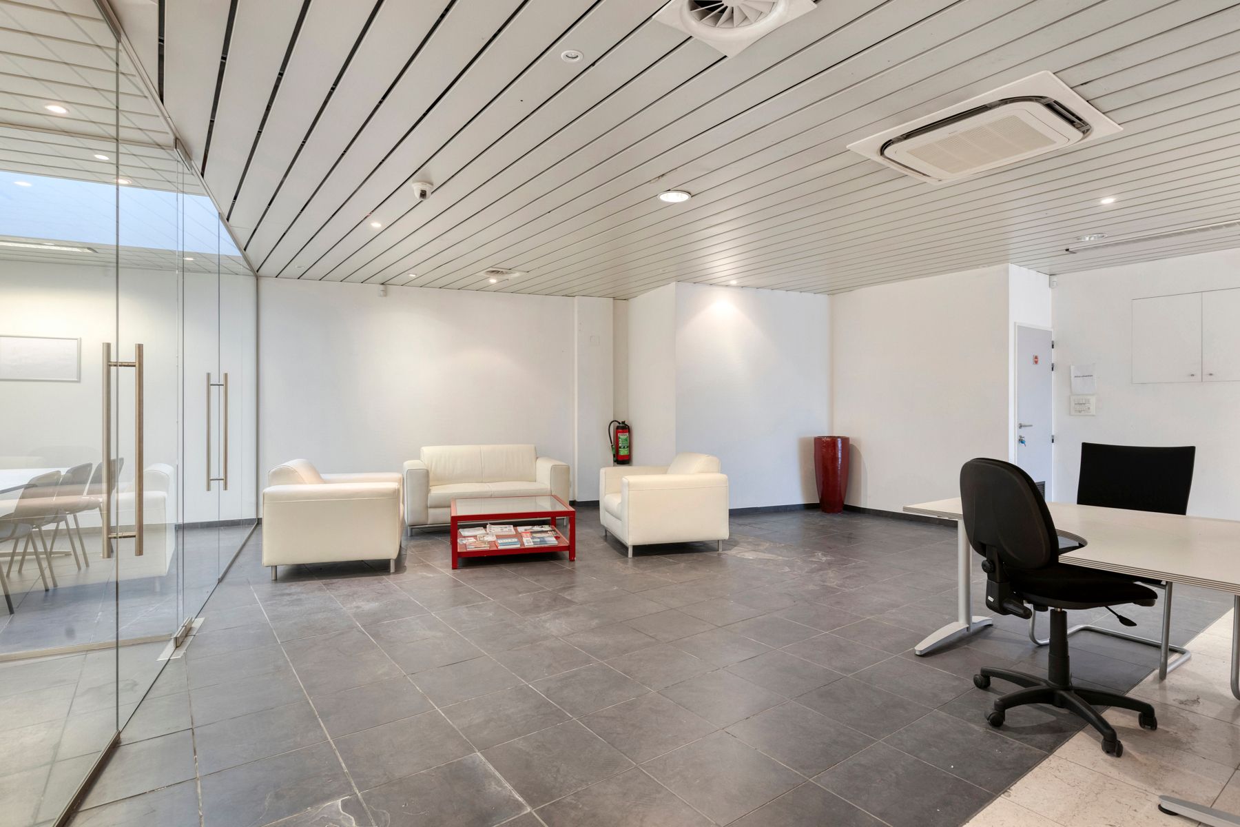 Topgelegen kantoorruimte voor medische praktijk foto 8