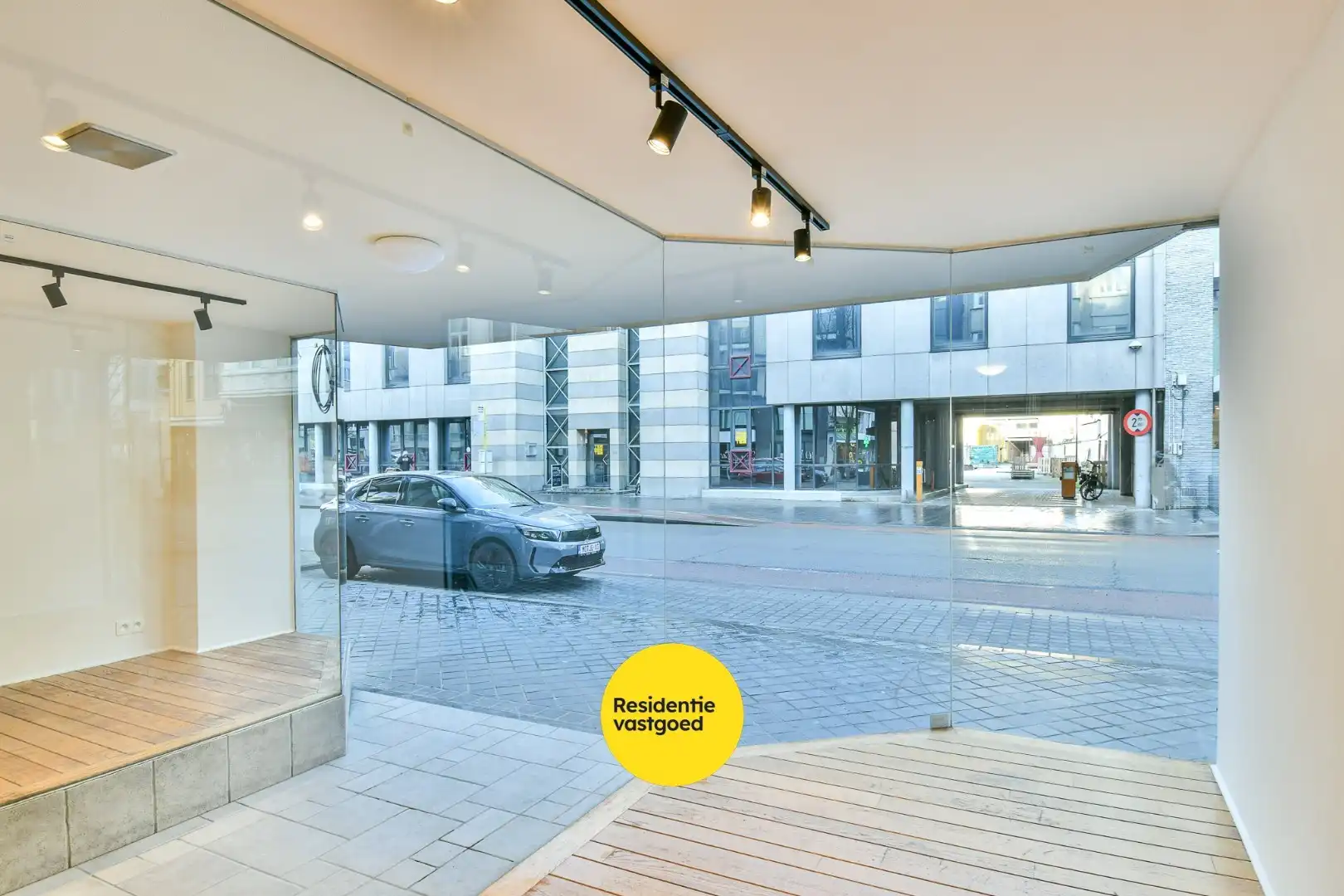 Gelijkvloerse handelsruimte op toplocatie te Oostende foto 4