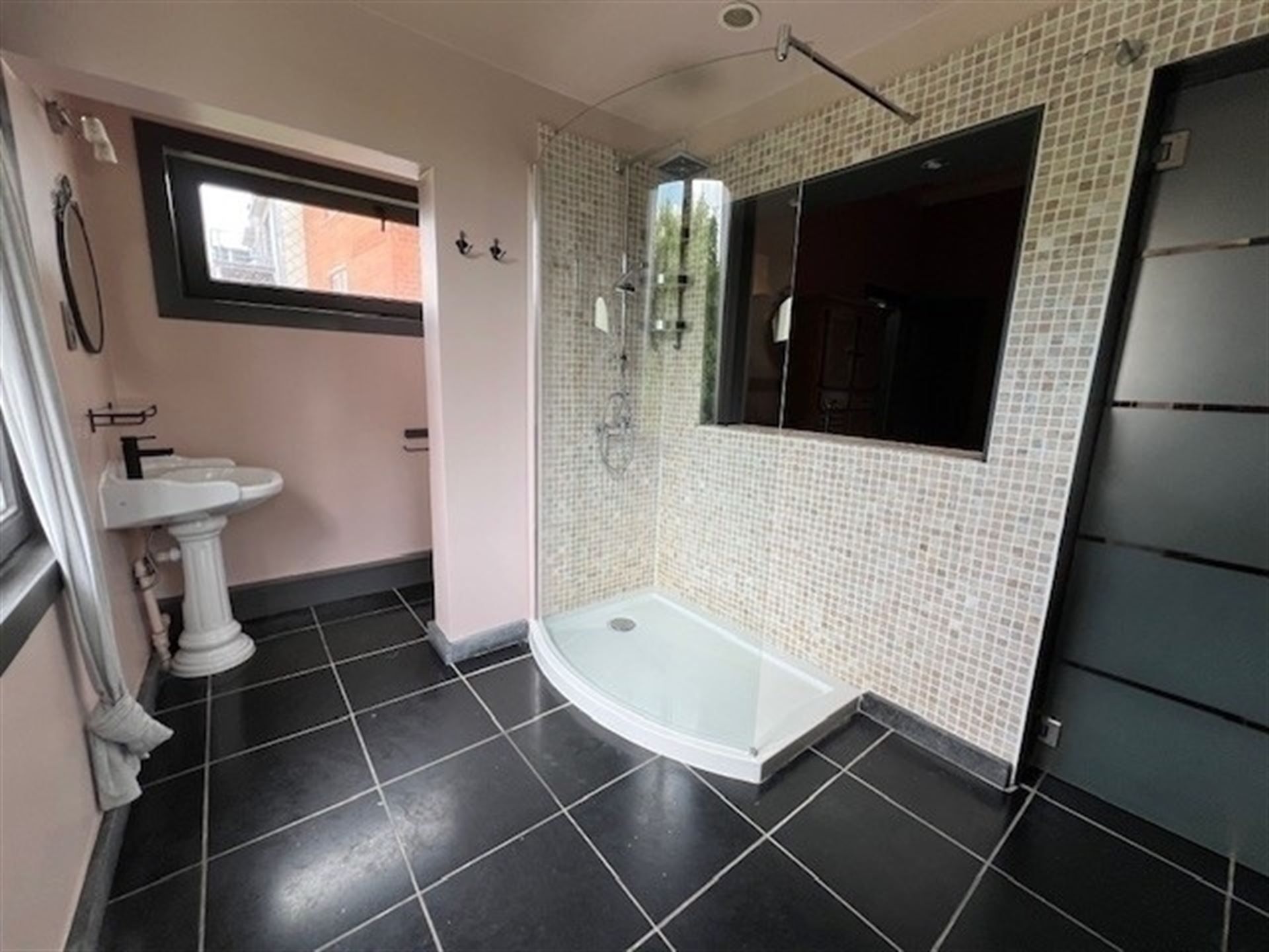 Karakterwoning met 5 slpks, autostaanplaats en grote tuin! foto 6