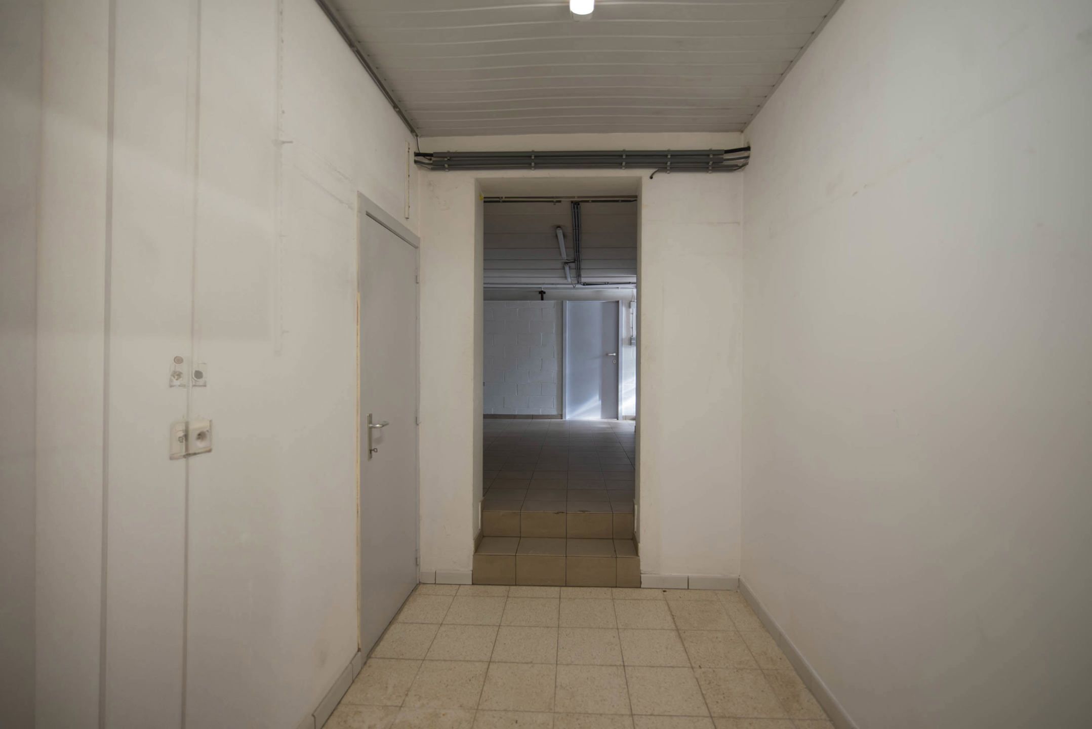 Centraal gelegen handelspand met parking.  foto 10