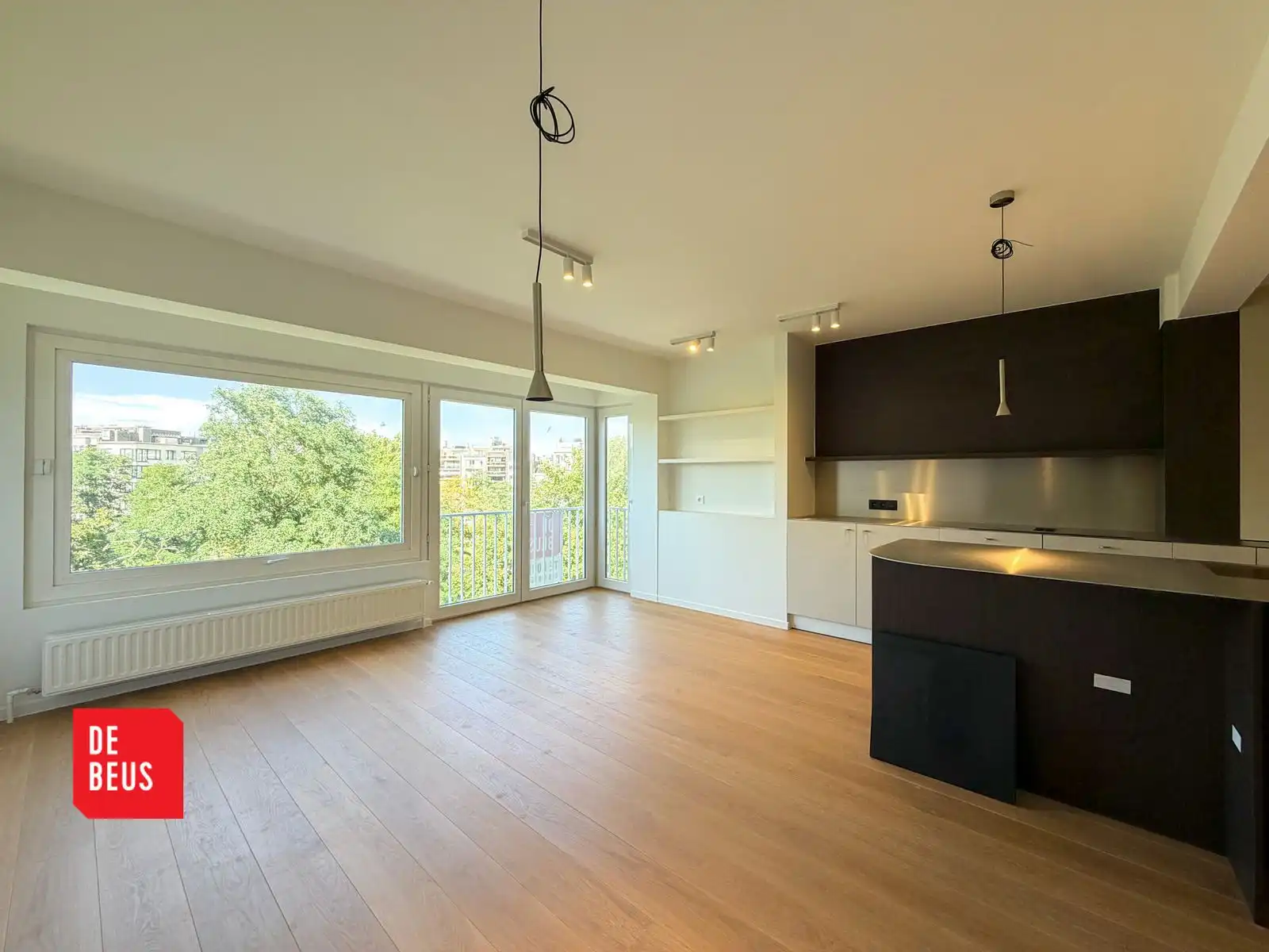 Lichtrijk en volledig gerenoveerd appartement met 2 slpk en open groenzicht foto {{pictureIndex}}