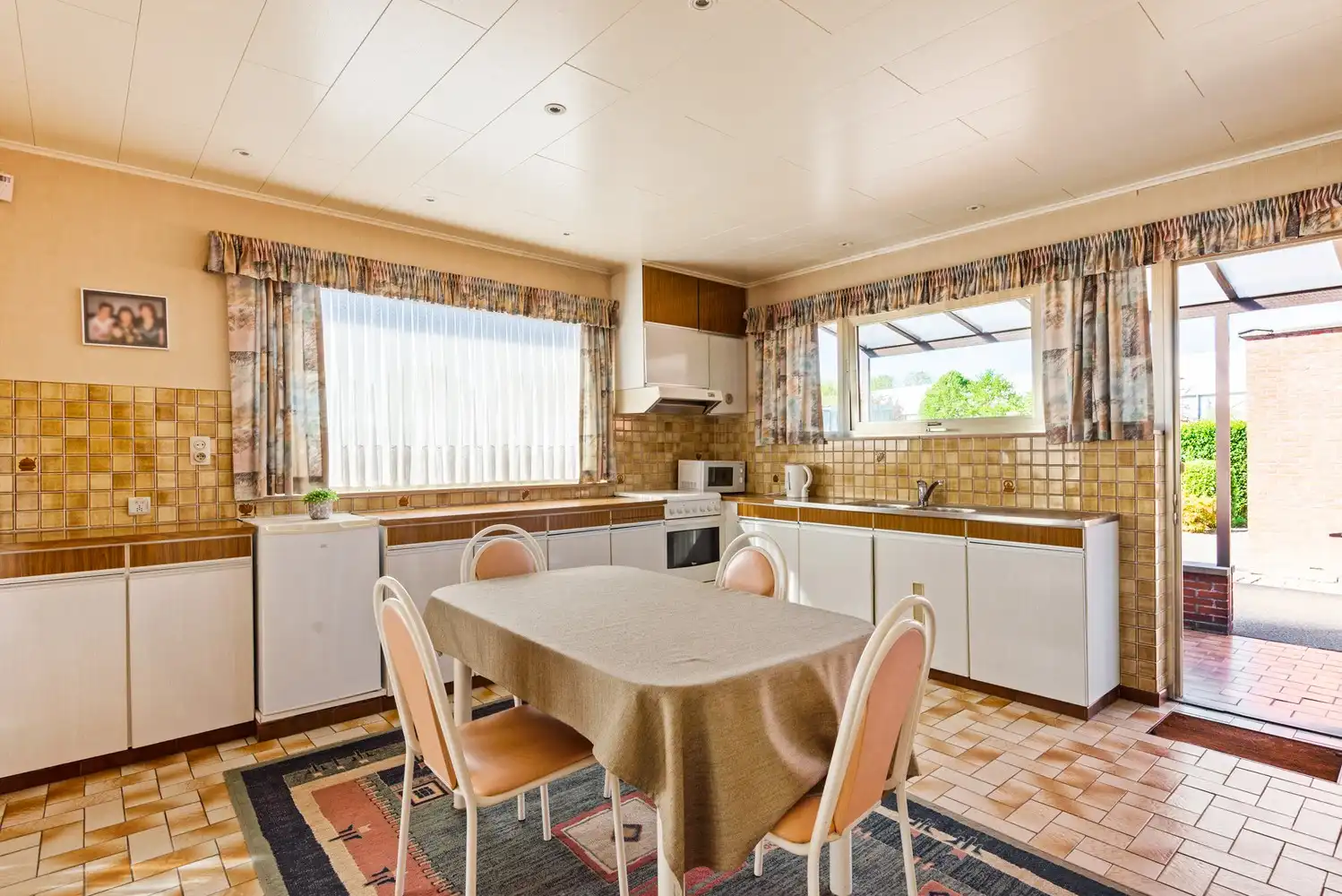 Ruime te renoveren woning met achterliggend weiland (4042m²) te Oelegem! foto 6